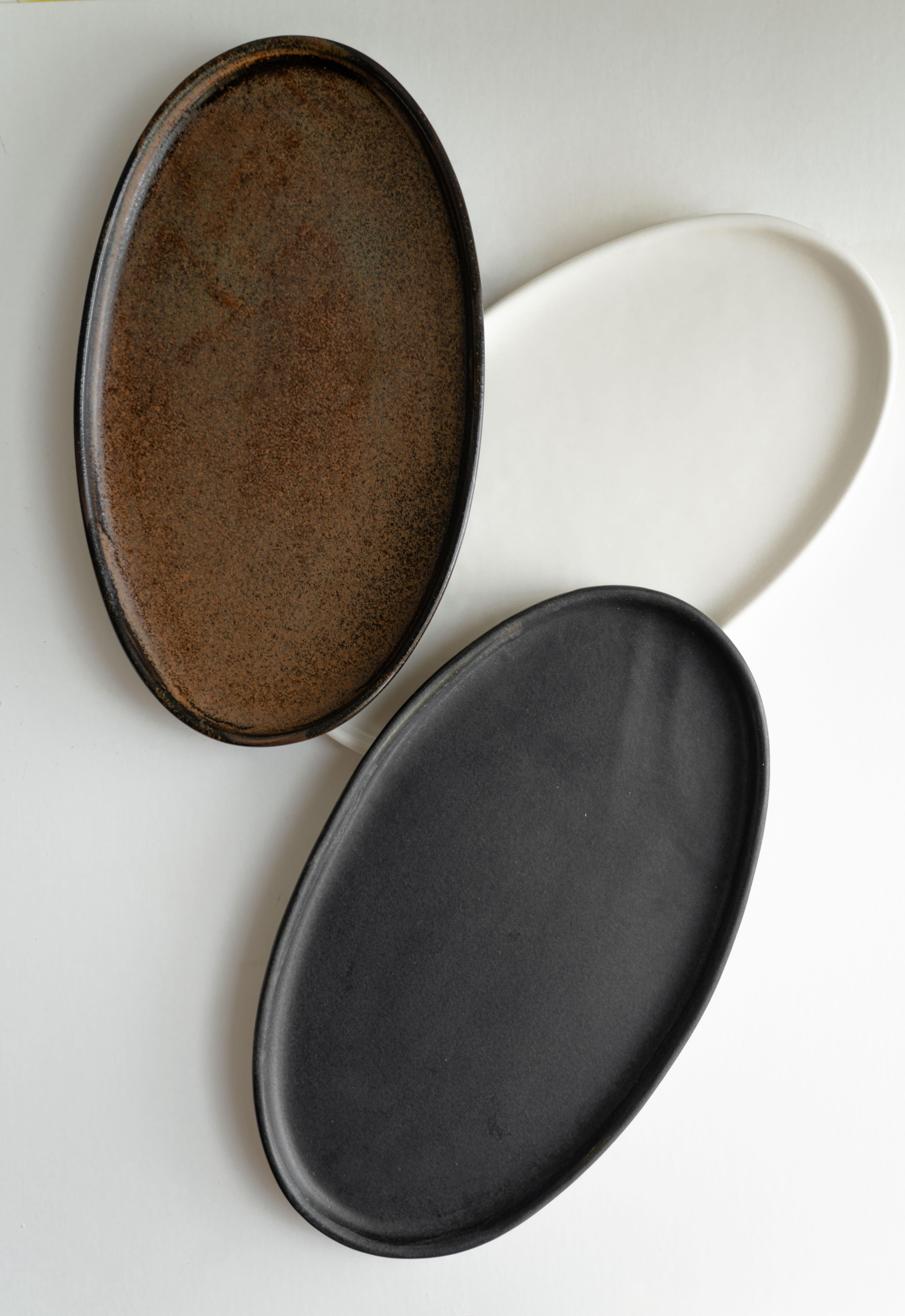 Ovale Servierplatte aus rostigem Steingut (21. Jahrhundert und zeitgenössisch) im Angebot