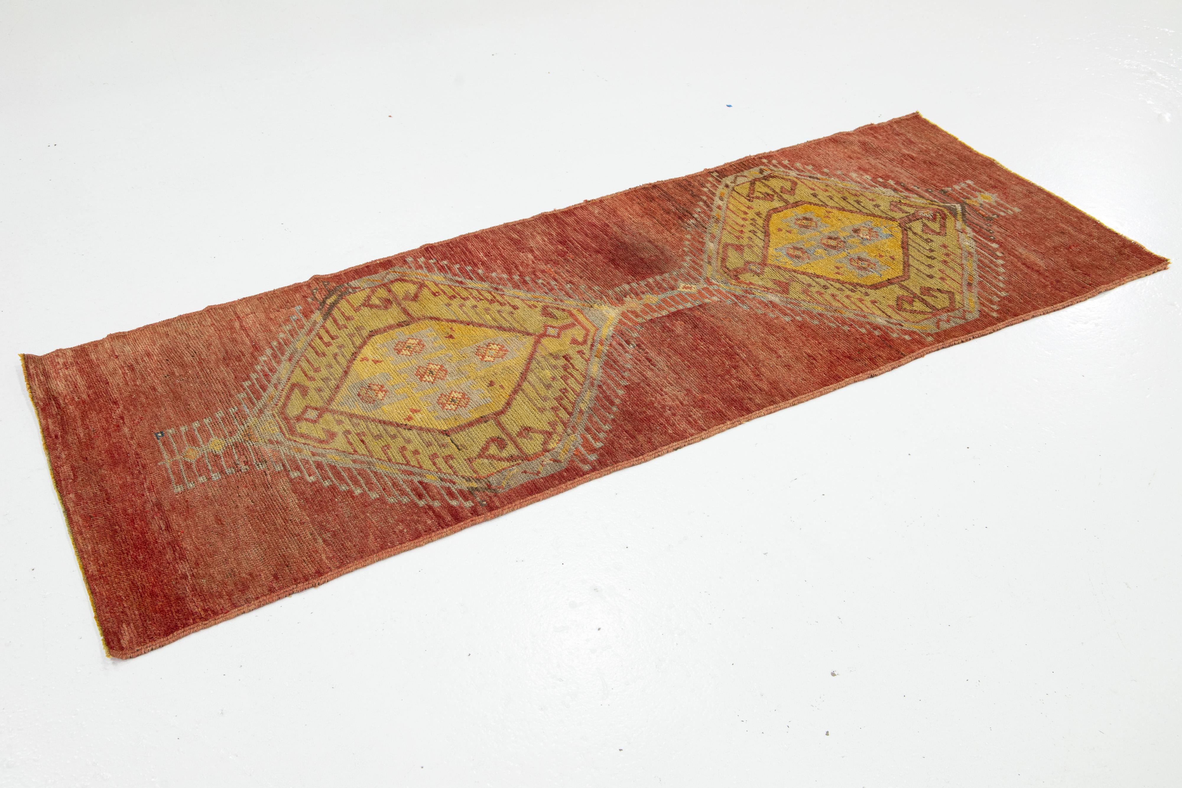 Rust Vintage Türkischer Anatolischer Woll-Läufer aus Rost mit geometrischem Design (Moderne der Mitte des Jahrhunderts) im Angebot
