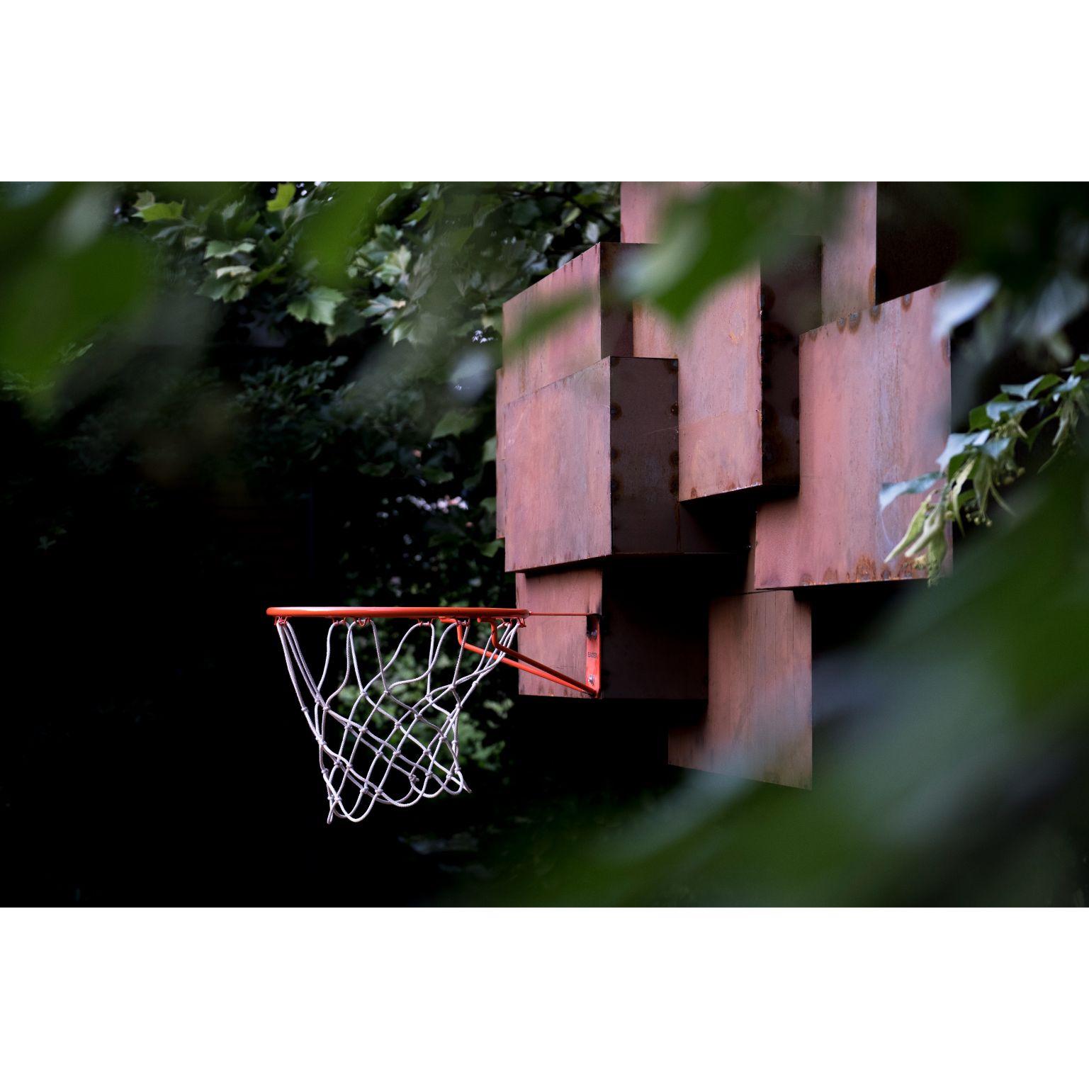Rêves rouillés - sculpture de l'Atelier Haute Cuisine
Dimensions : 200 x 200 cm
Matériaux : Fer

L'Atelier Haute Cuisine a transformé une ancienne piscine en un terrain de basket-ball avec une touche d'originalité. 