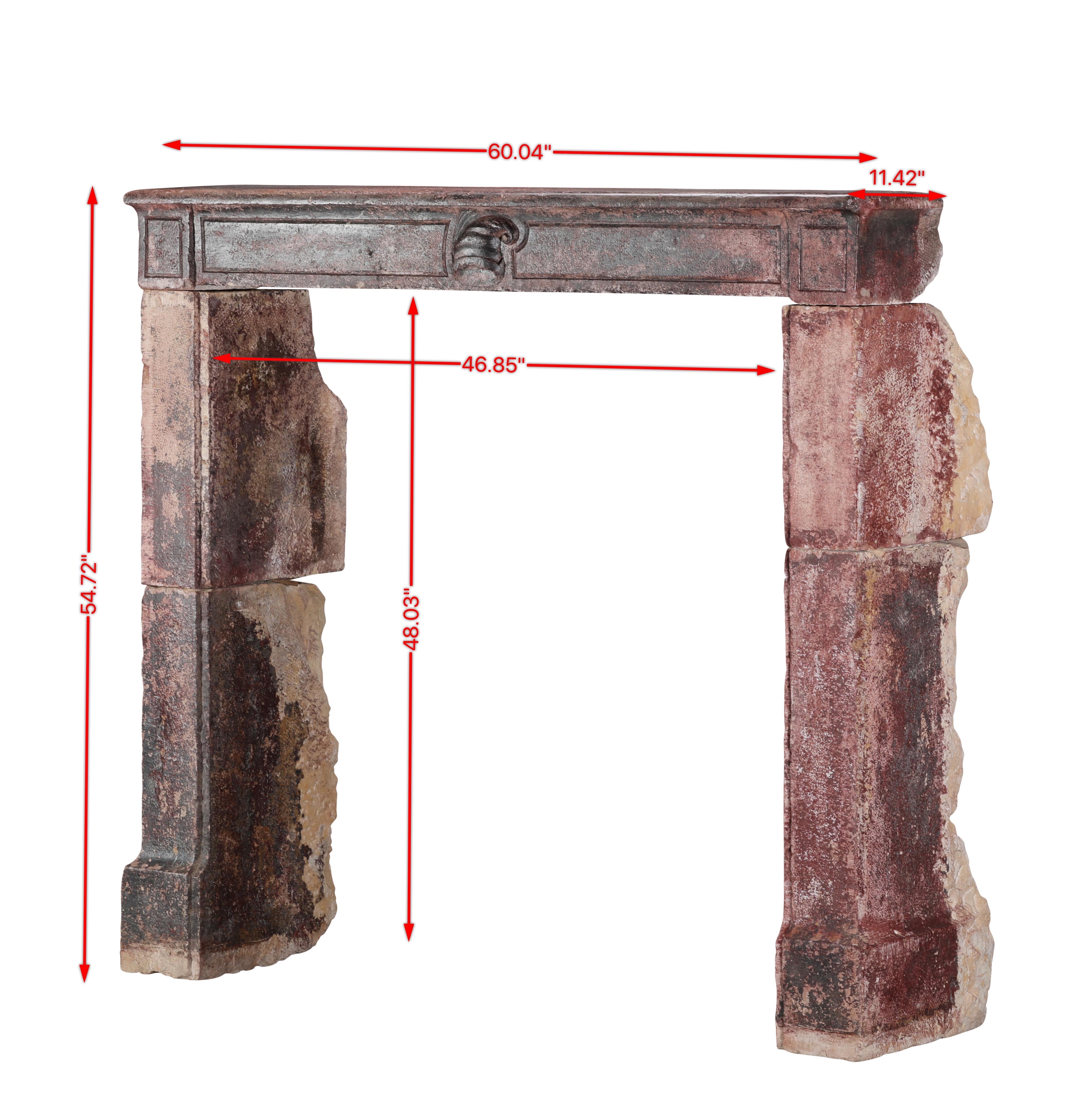 Cuando el Hearth Art se convierte en una obra de arte inigualable.
Este auténtico marco de chimenea antiguo francés del siglo XVI, magistralmente tallado en piedra caliza, es una pieza rara y de gran riqueza histórica.
Conservada íntegramente 