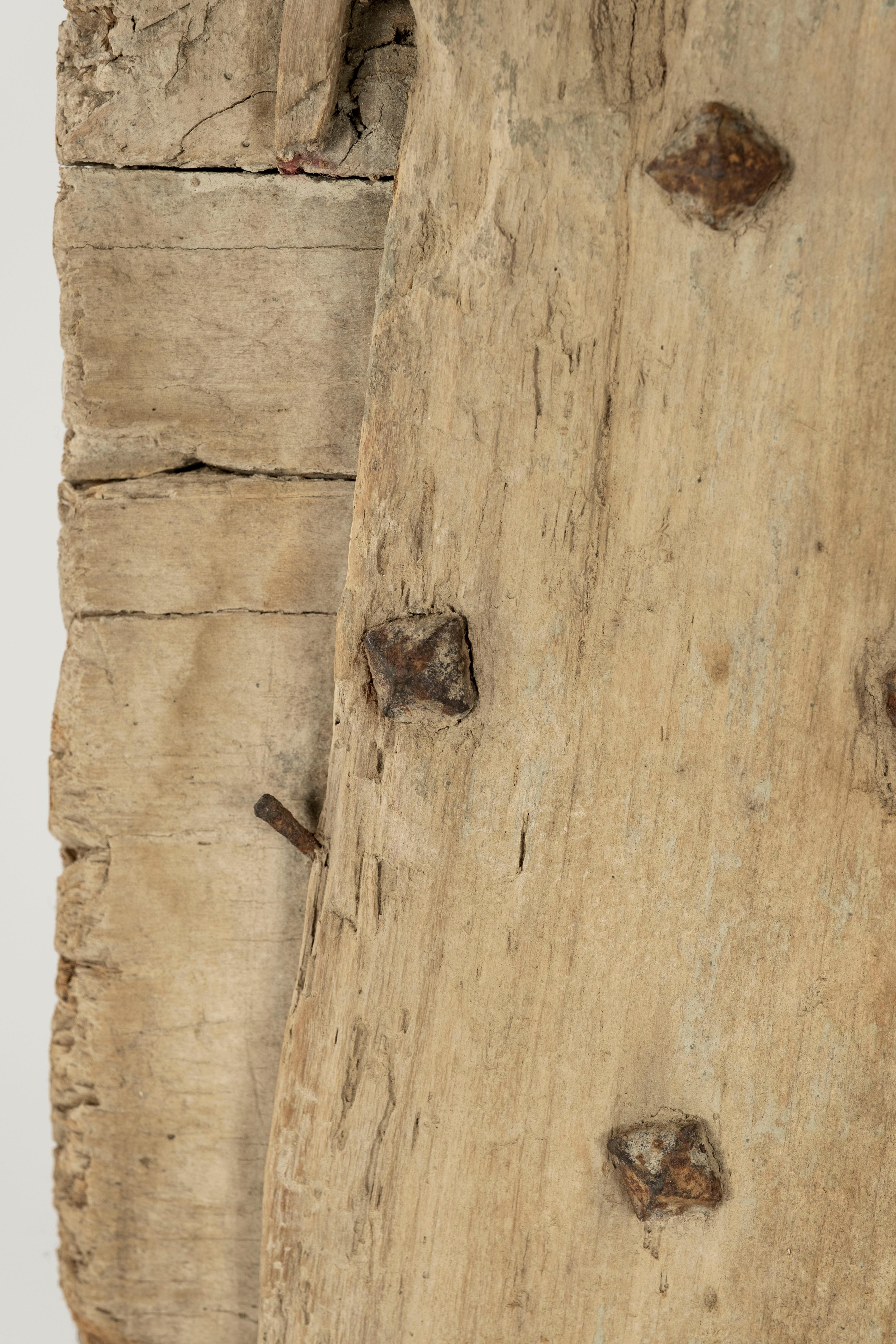 Rustikales Türfragment aus Eisen mit Nieten aus dem 17. Jahrhundert im Angebot 4