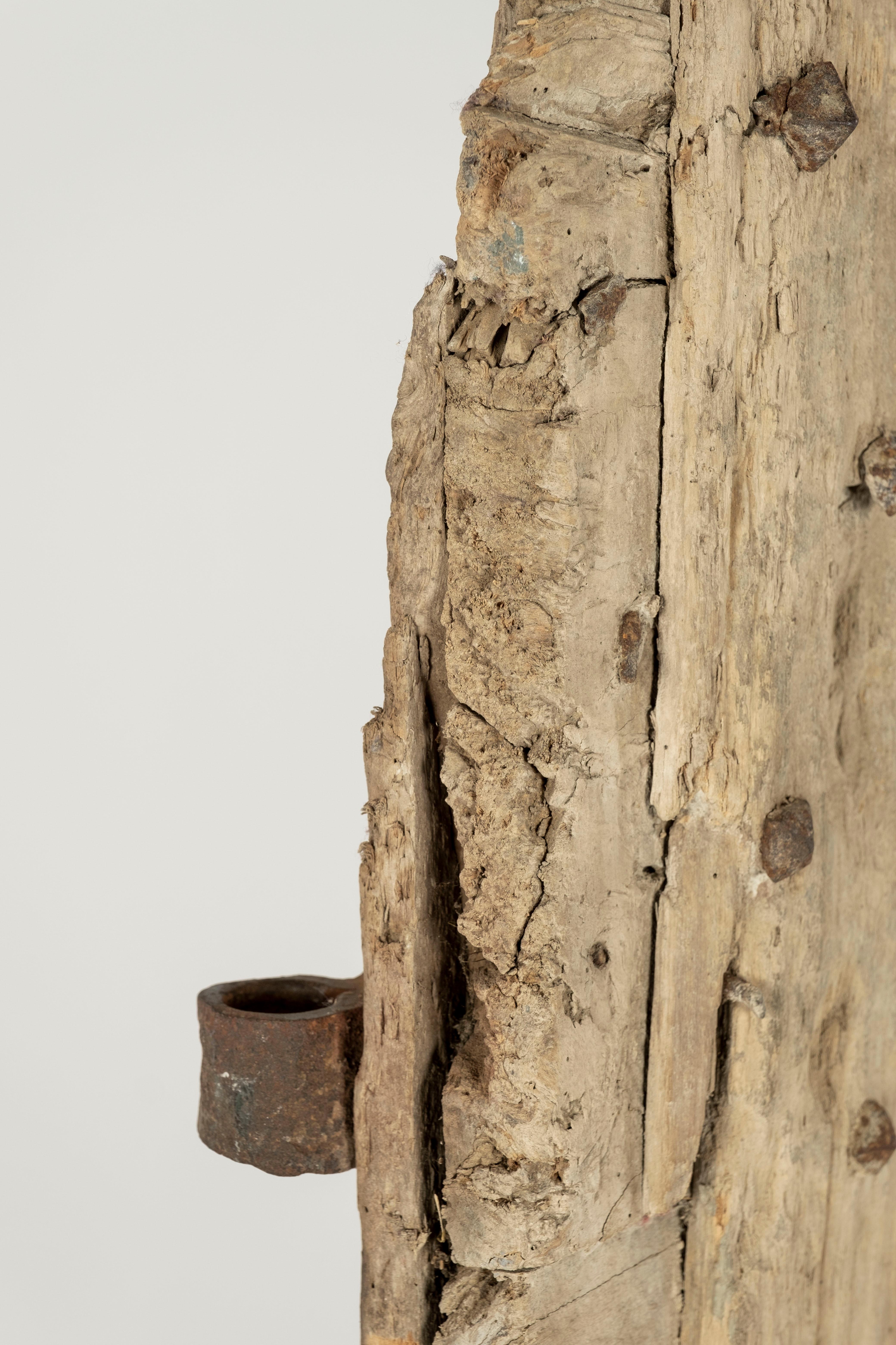 Fragment de porte cloutée en fer rustique du 17ème siècle en vente 2
