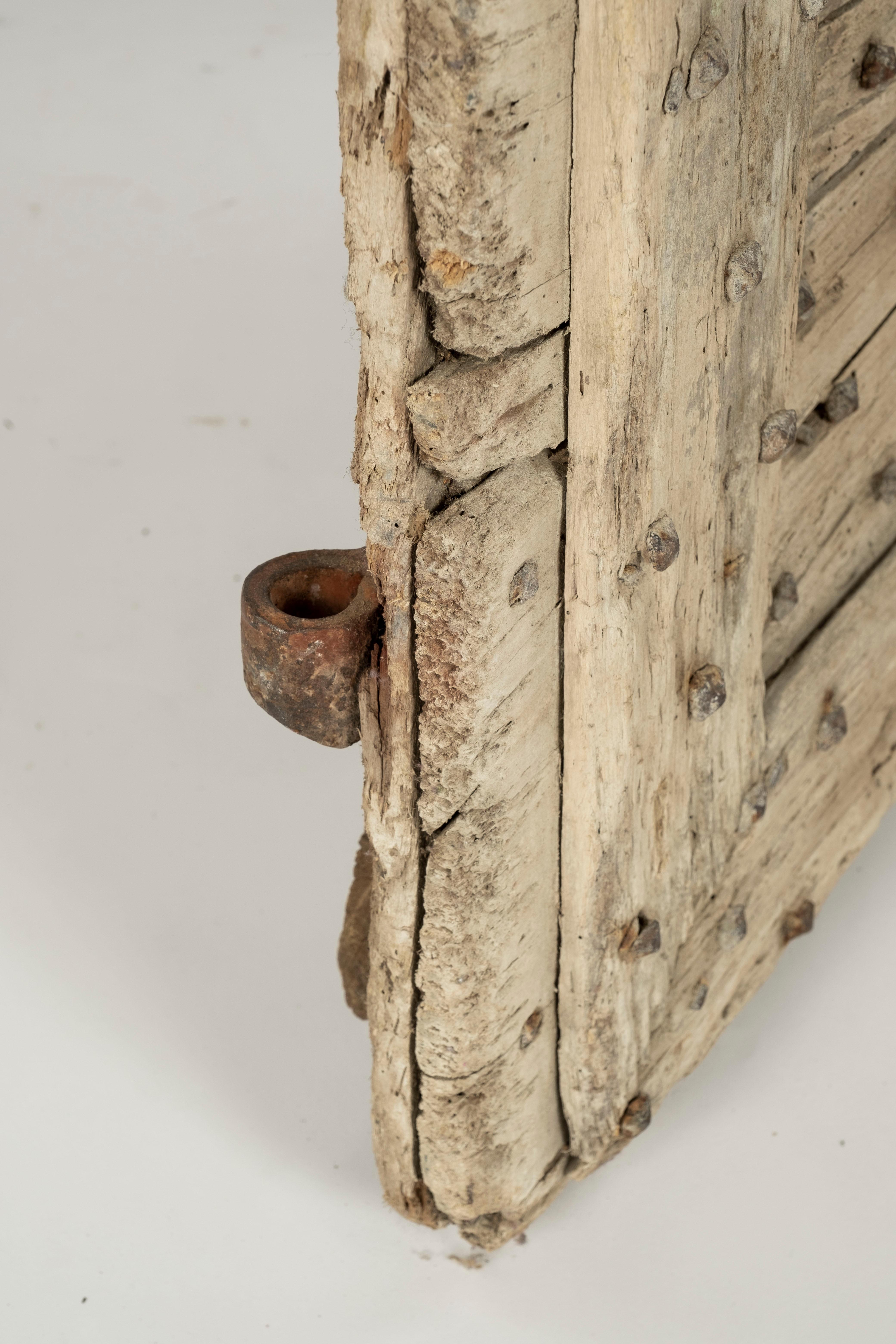 Rustikales Türfragment aus Eisen mit Nieten aus dem 17. Jahrhundert im Angebot 6