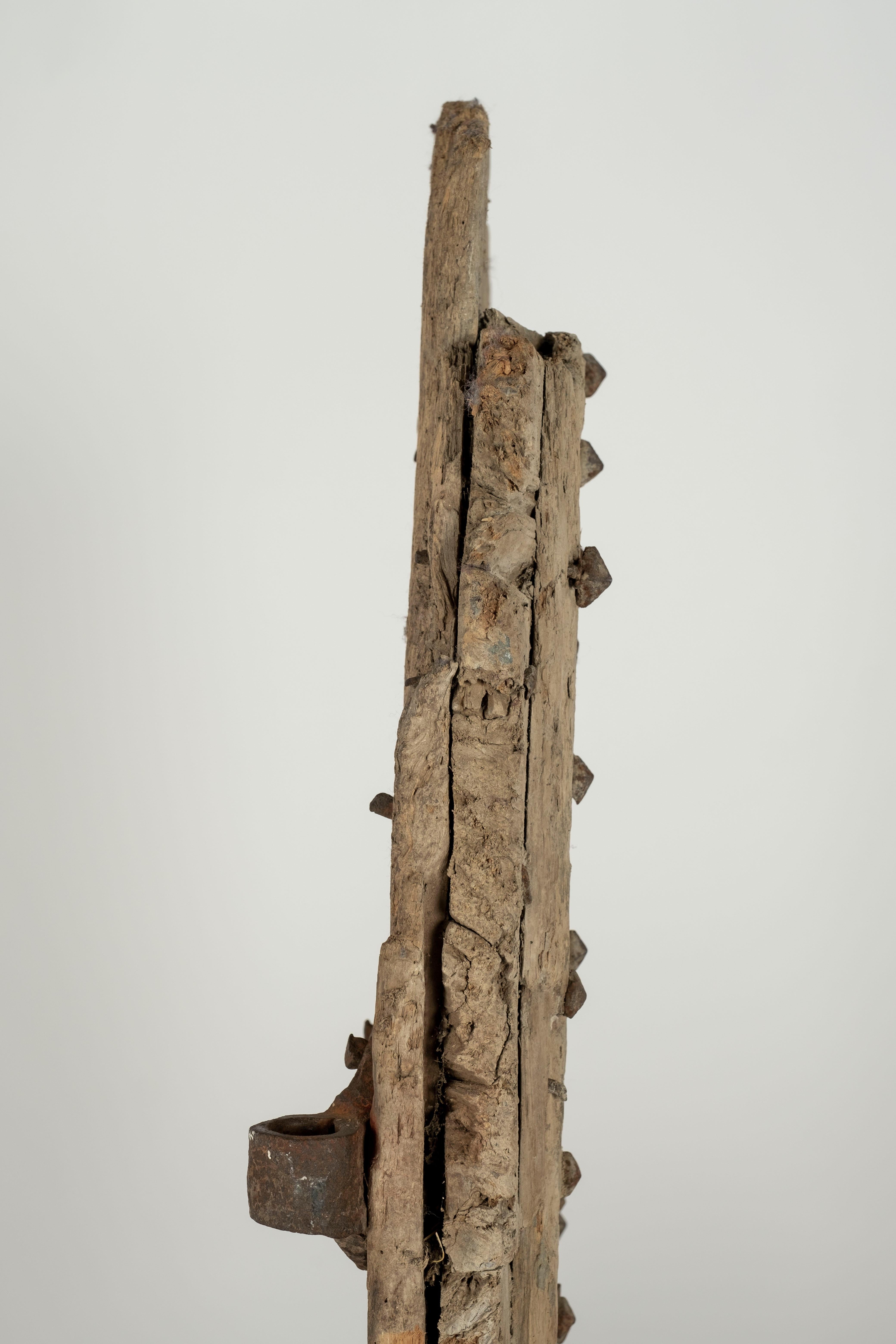 Fragment de porte cloutée en fer rustique du 17ème siècle en vente 4