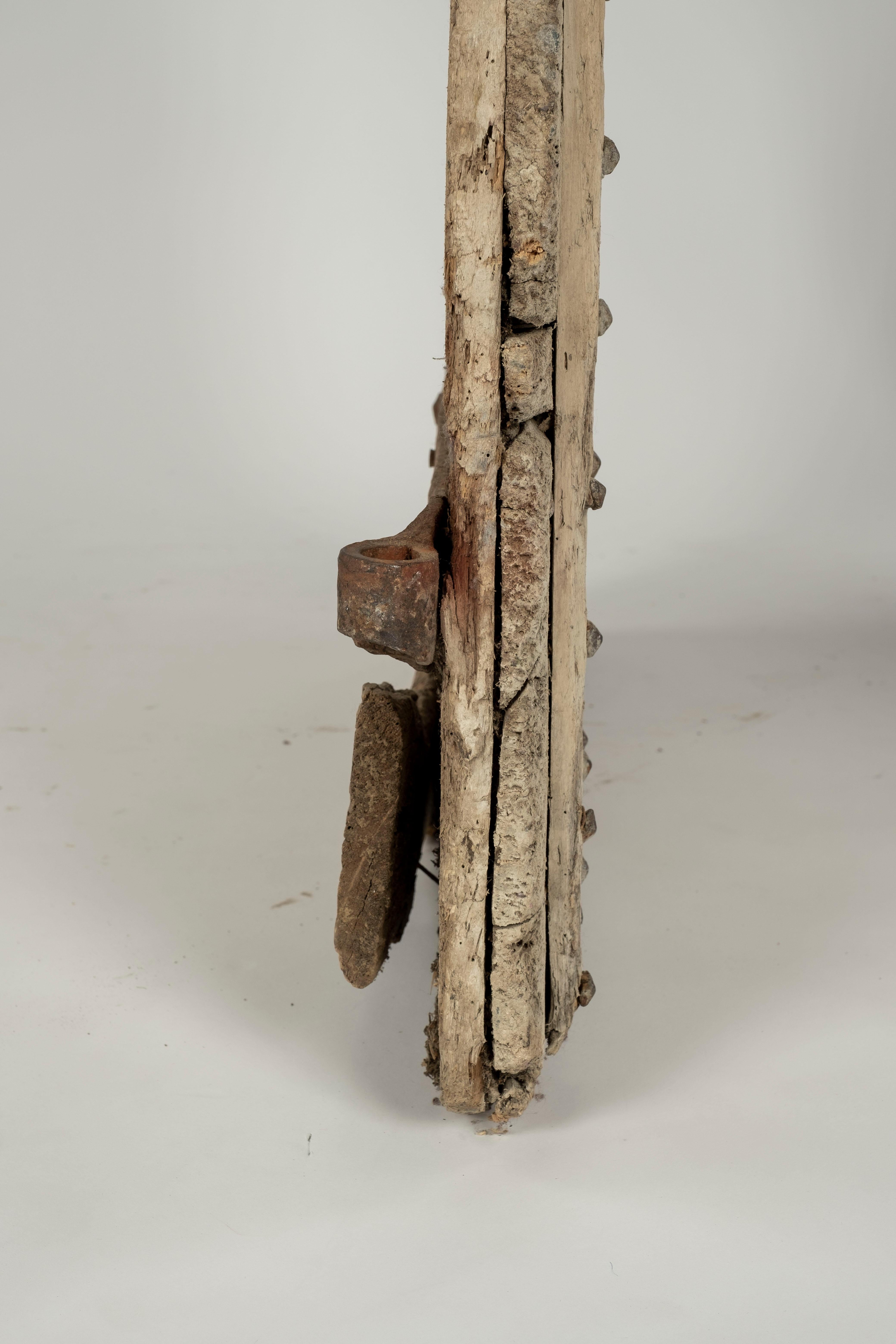 Fragment de porte cloutée en fer rustique du 17ème siècle en vente 5