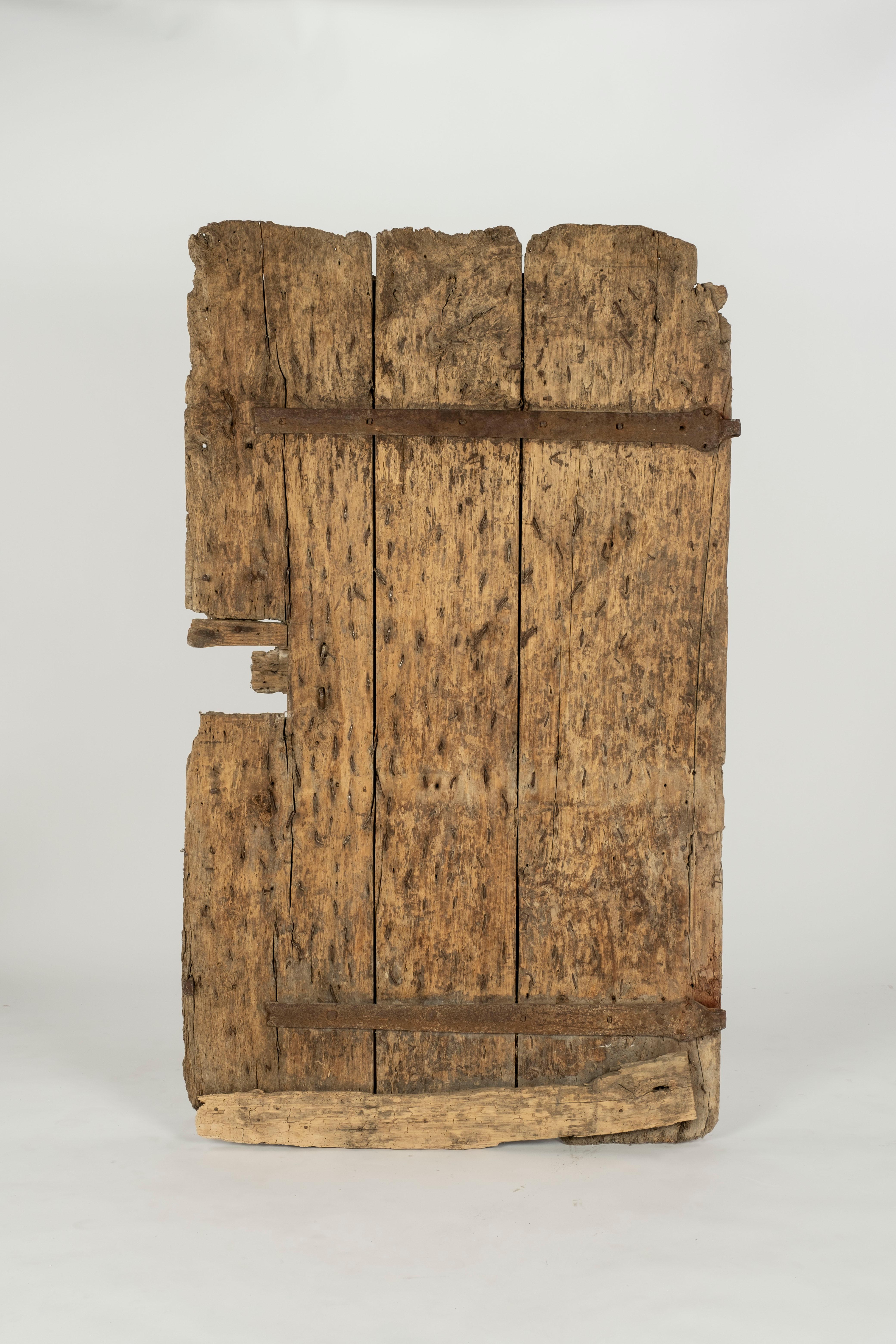 Fragment de porte cloutée en fer rustique du 17ème siècle en vente 6