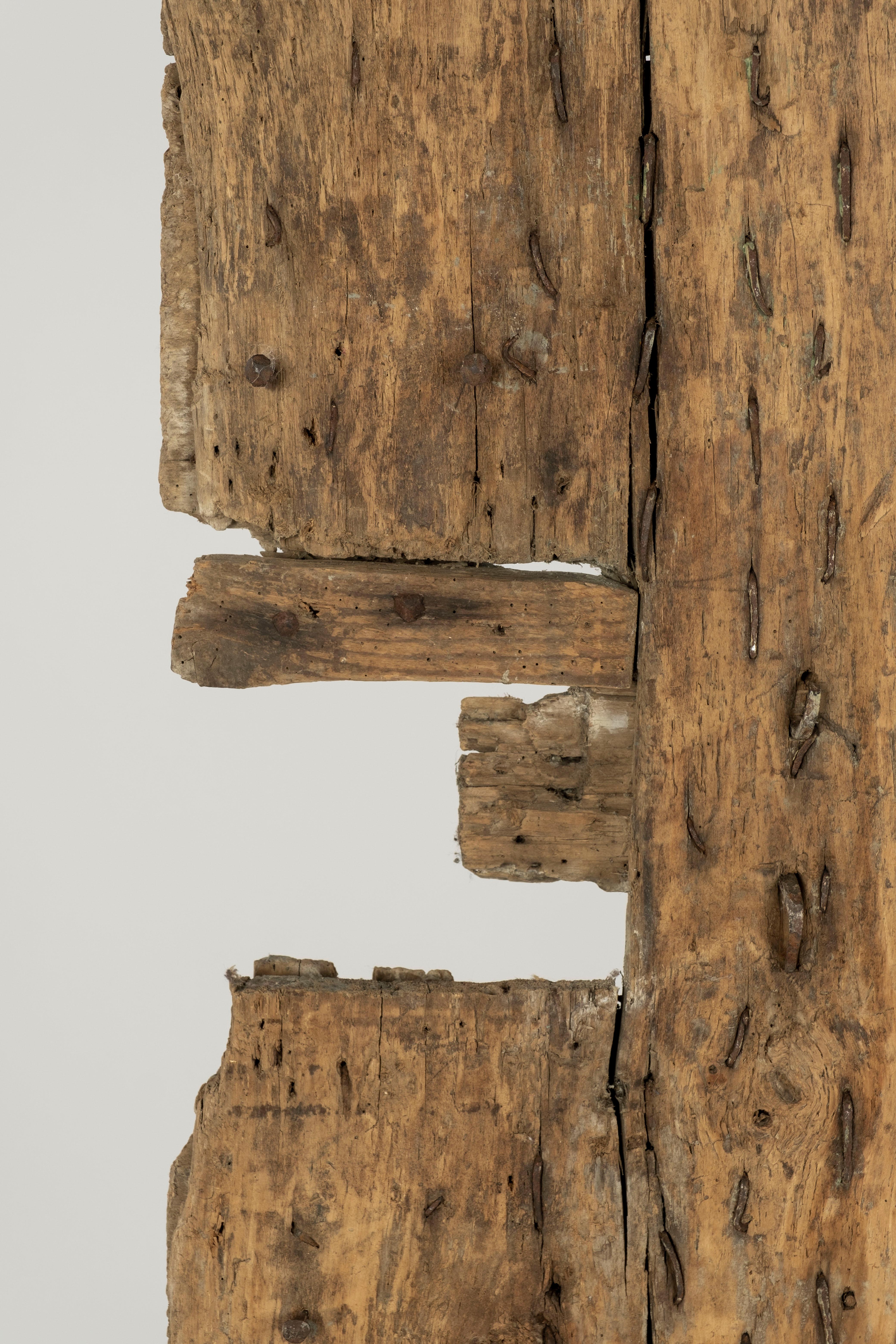 Rustikales Türfragment aus Eisen mit Nieten aus dem 17. Jahrhundert im Angebot 10