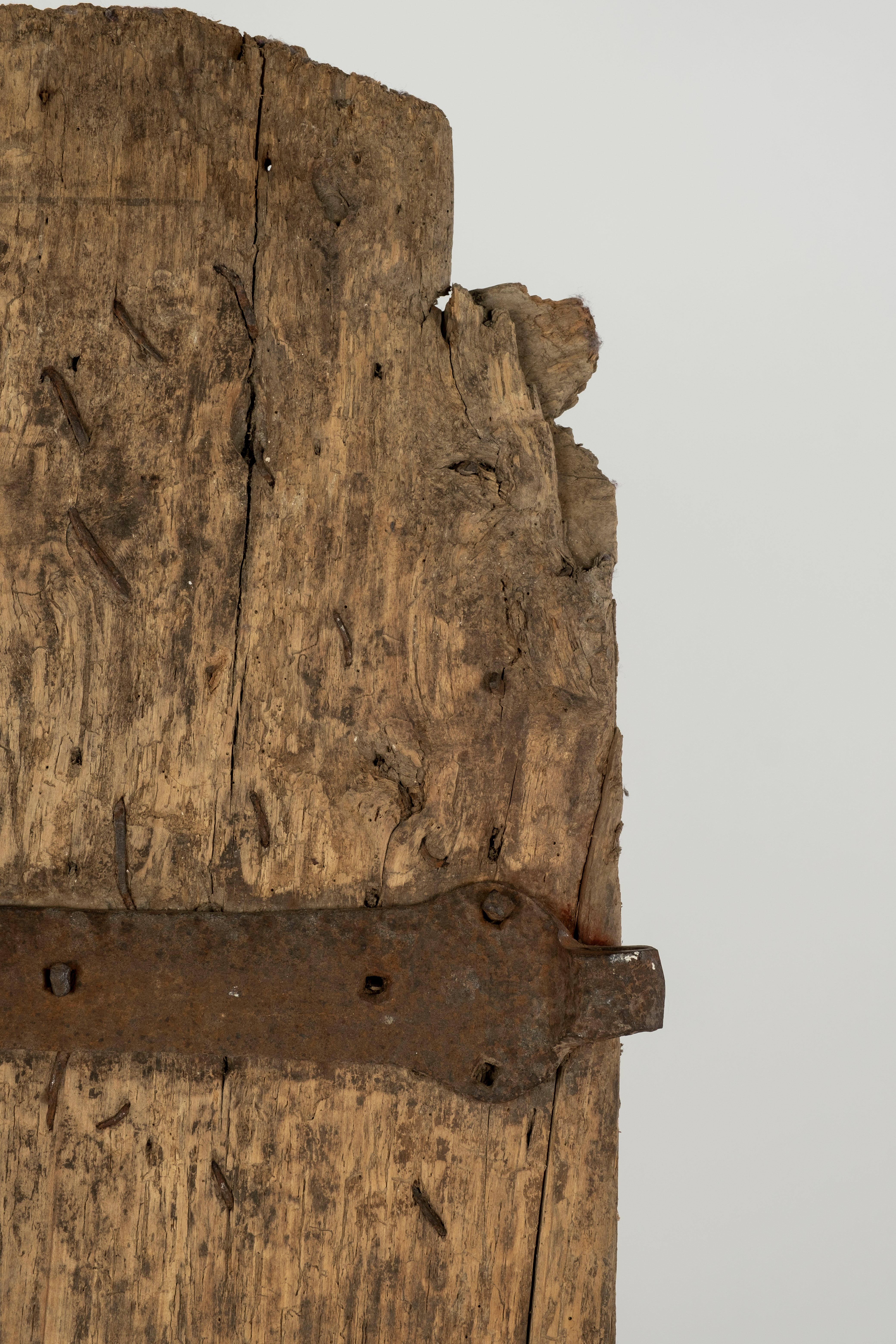 Fragment de porte cloutée en fer rustique du 17ème siècle en vente 8