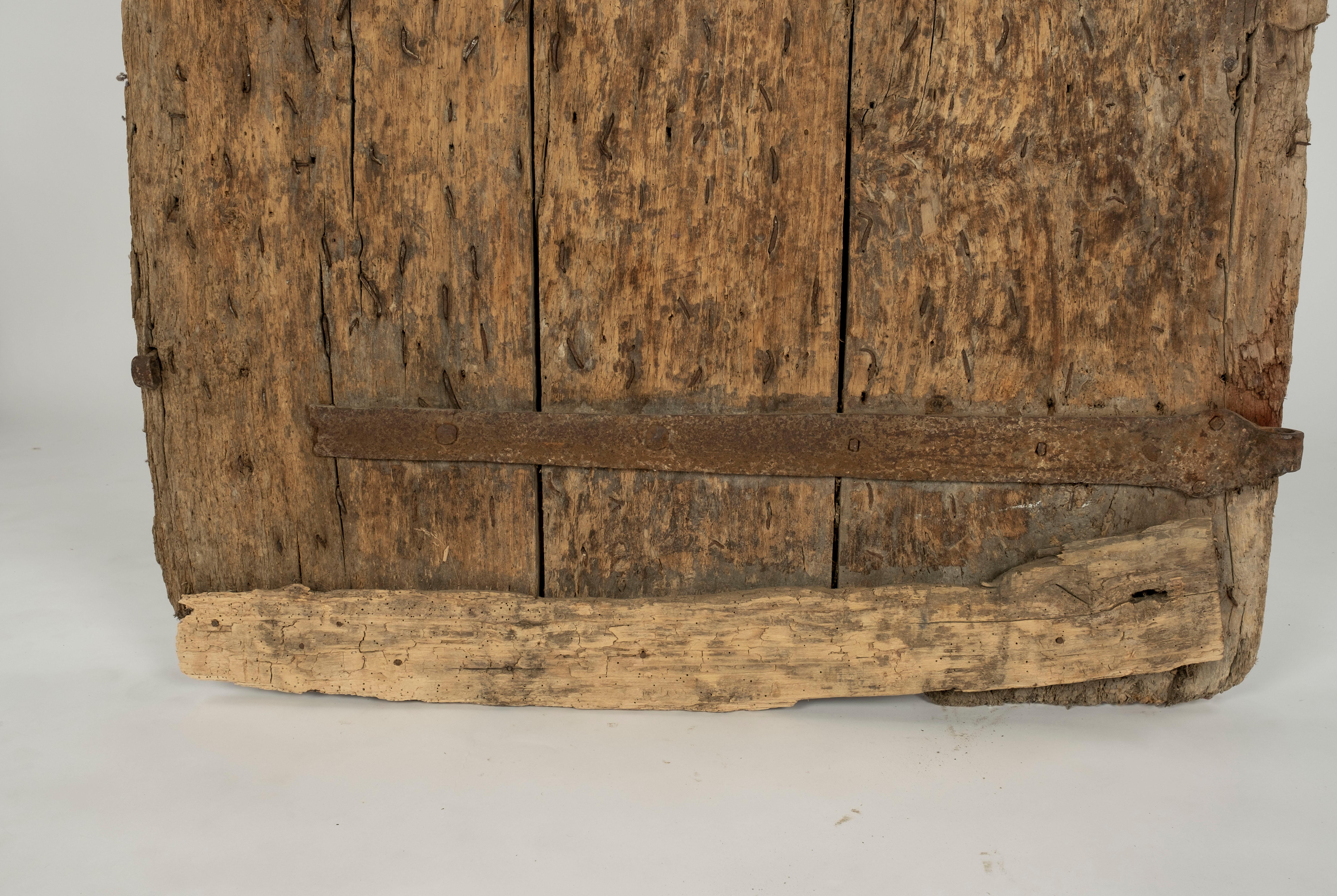 Fragment de porte cloutée en fer rustique du 17ème siècle en vente 10