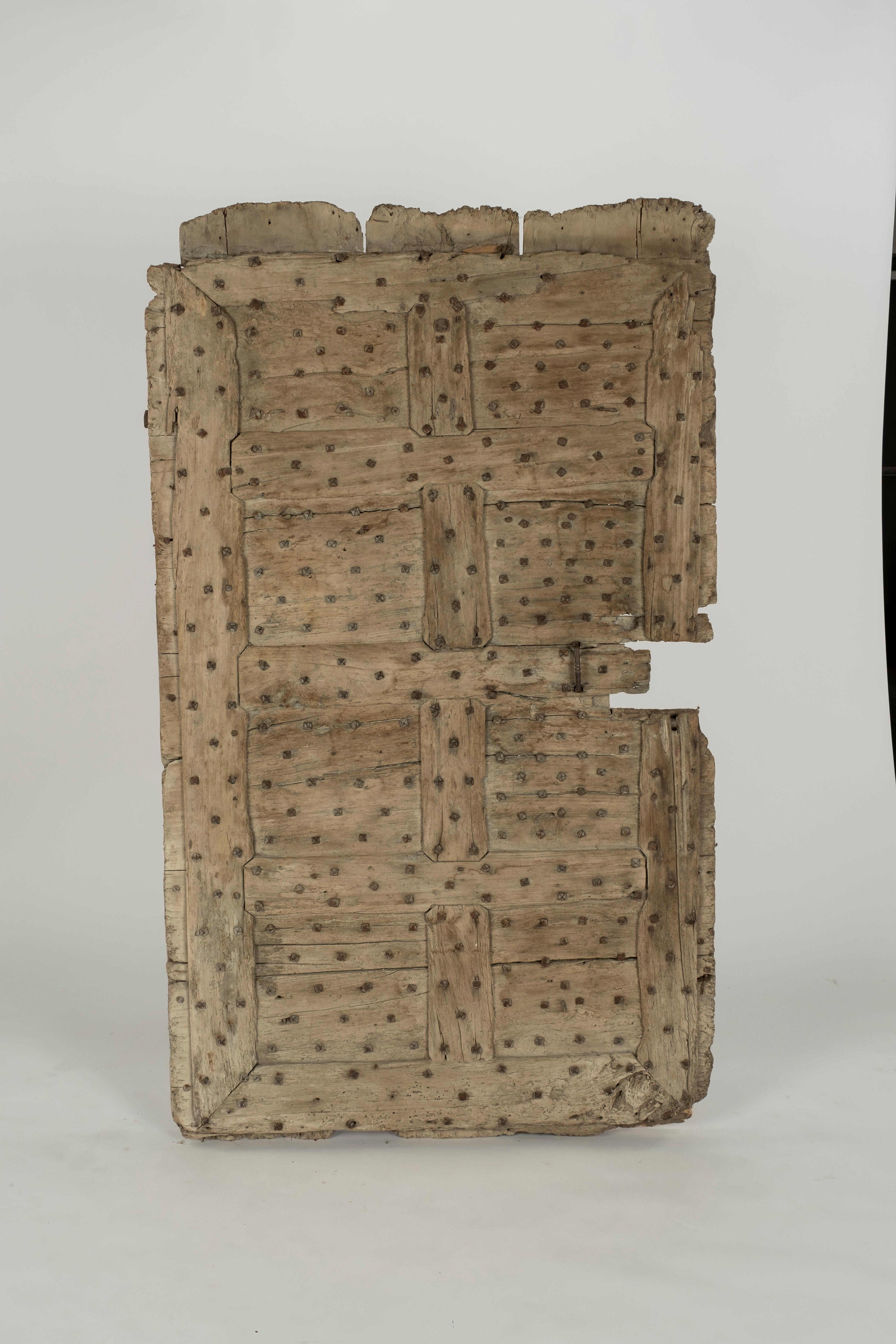 Rustikales Türfragment aus Eisen mit Nieten aus dem 17. Jahrhundert (Spanisch) im Angebot