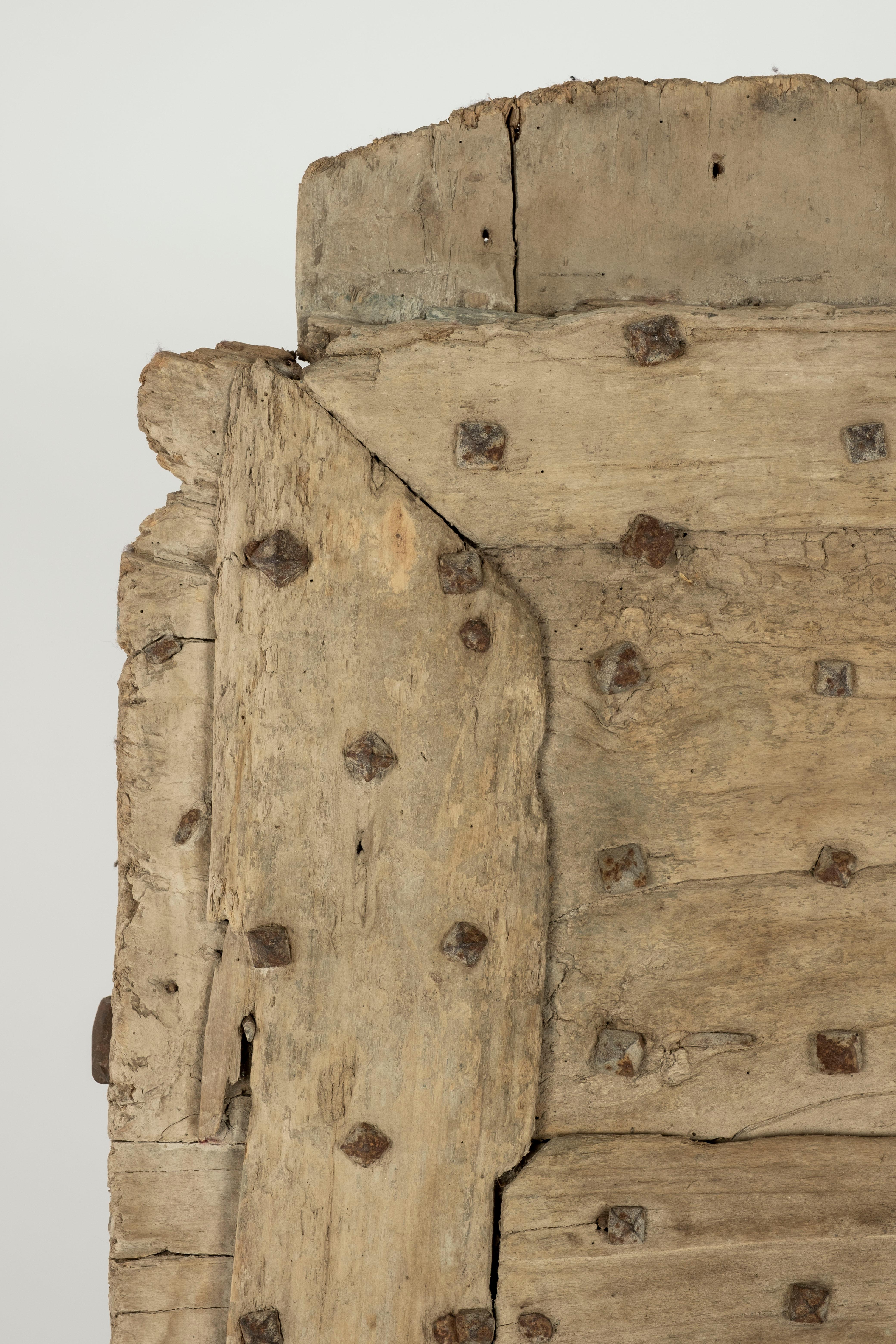 Rustikales Türfragment aus Eisen mit Nieten aus dem 17. Jahrhundert im Zustand „Starke Gebrauchsspuren“ im Angebot in Houston, TX