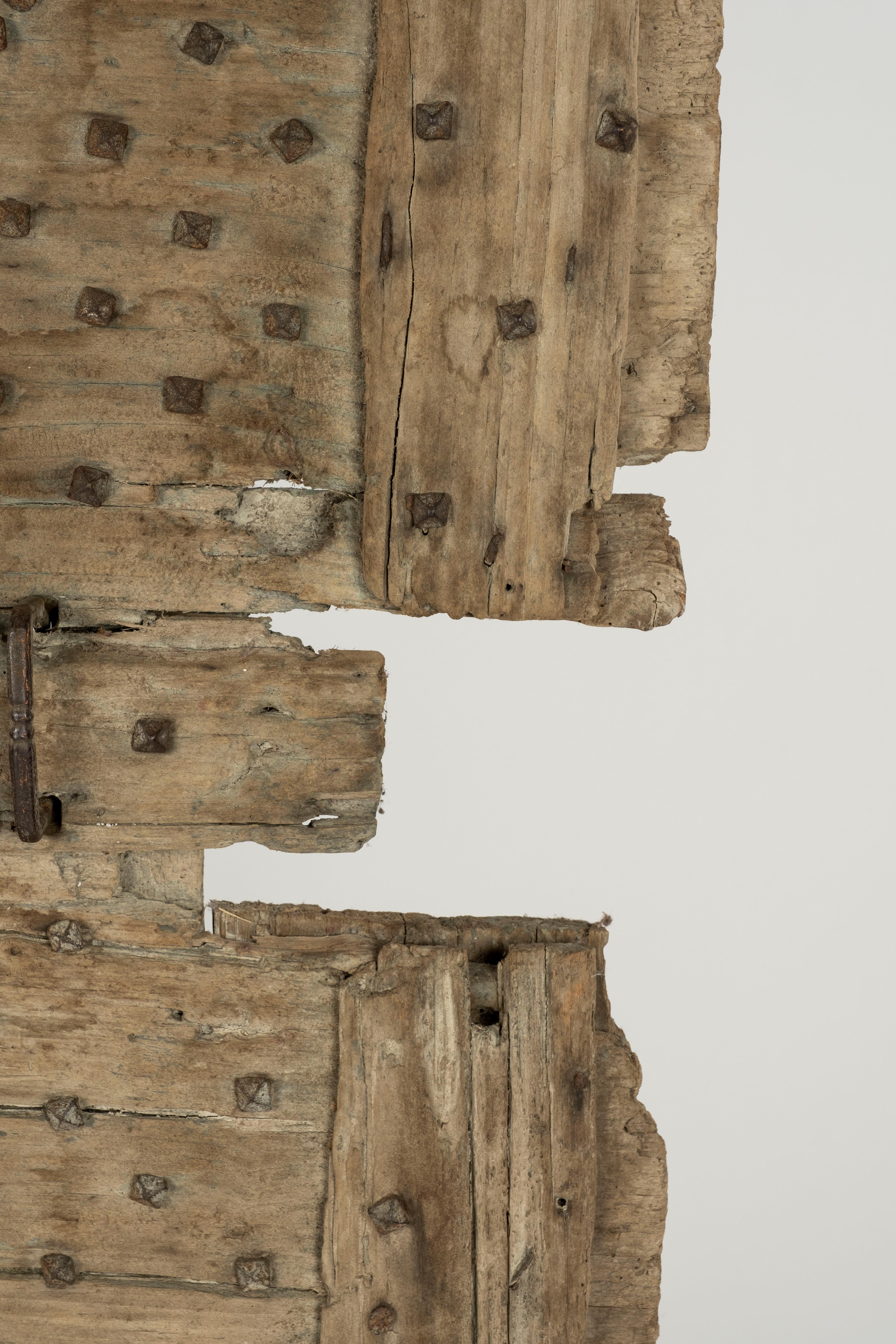 Rustikales Türfragment aus Eisen mit Nieten aus dem 17. Jahrhundert im Angebot 1
