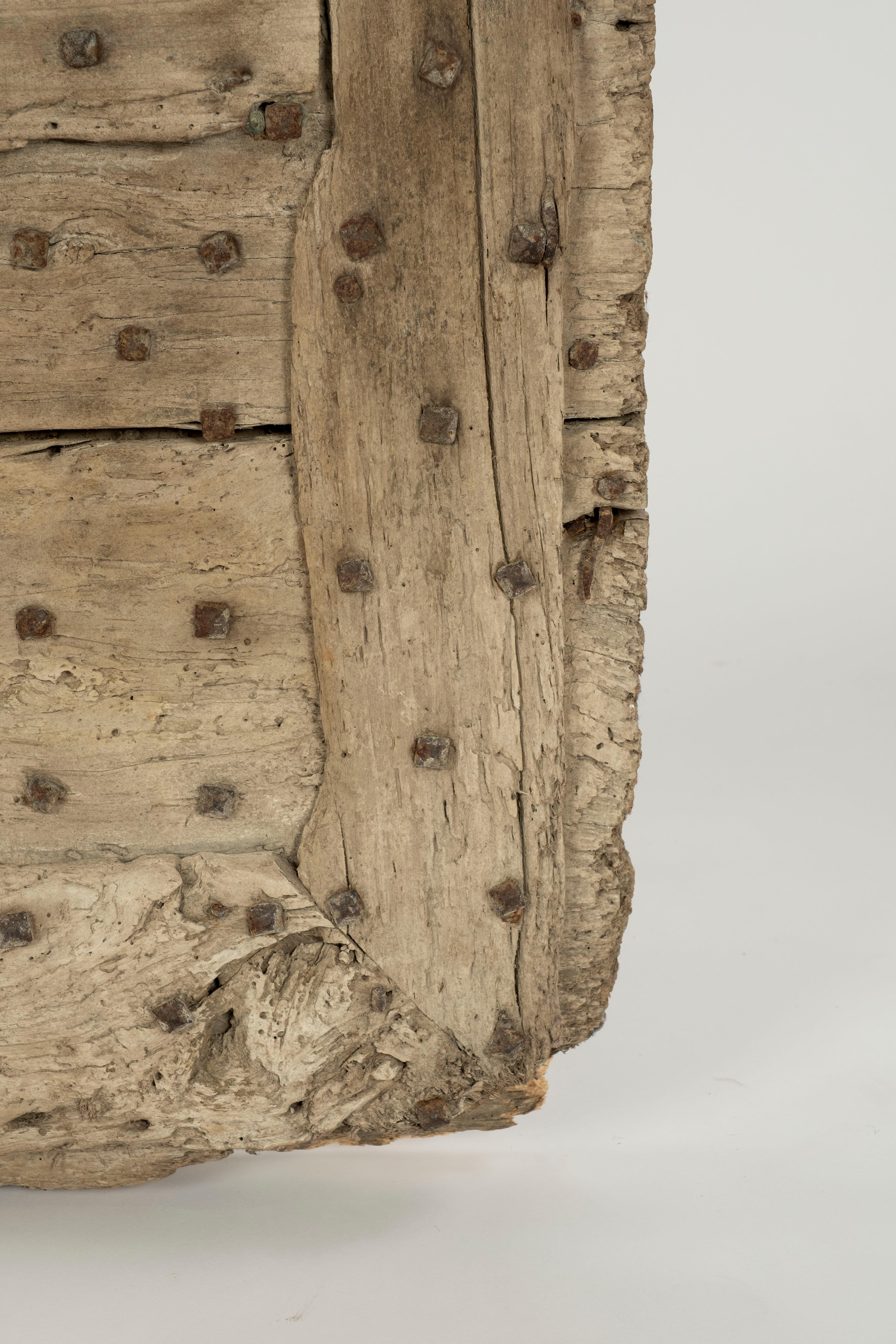 Rustikales Türfragment aus Eisen mit Nieten aus dem 17. Jahrhundert im Angebot 2