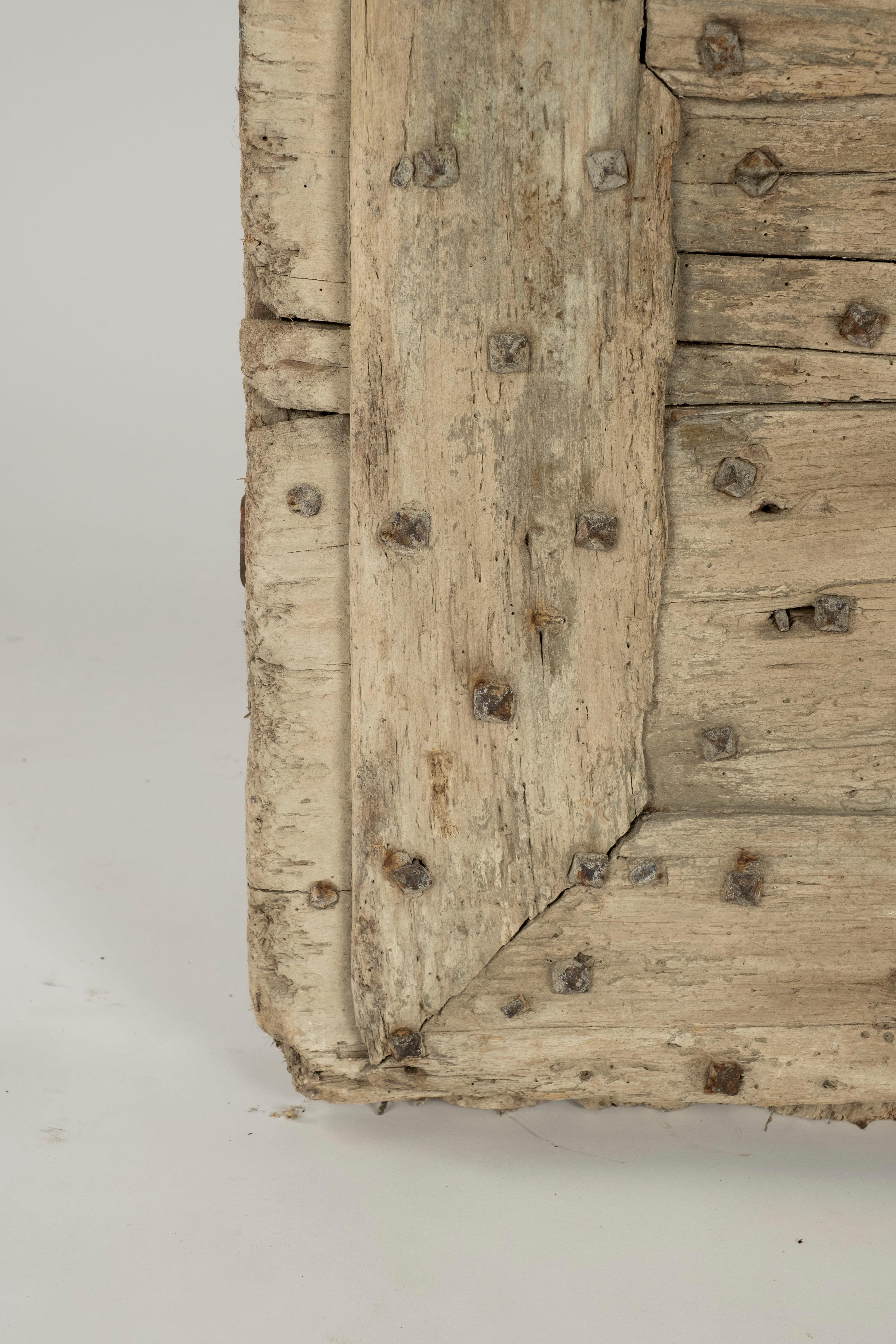 Rustikales Türfragment aus Eisen mit Nieten aus dem 17. Jahrhundert im Angebot 3