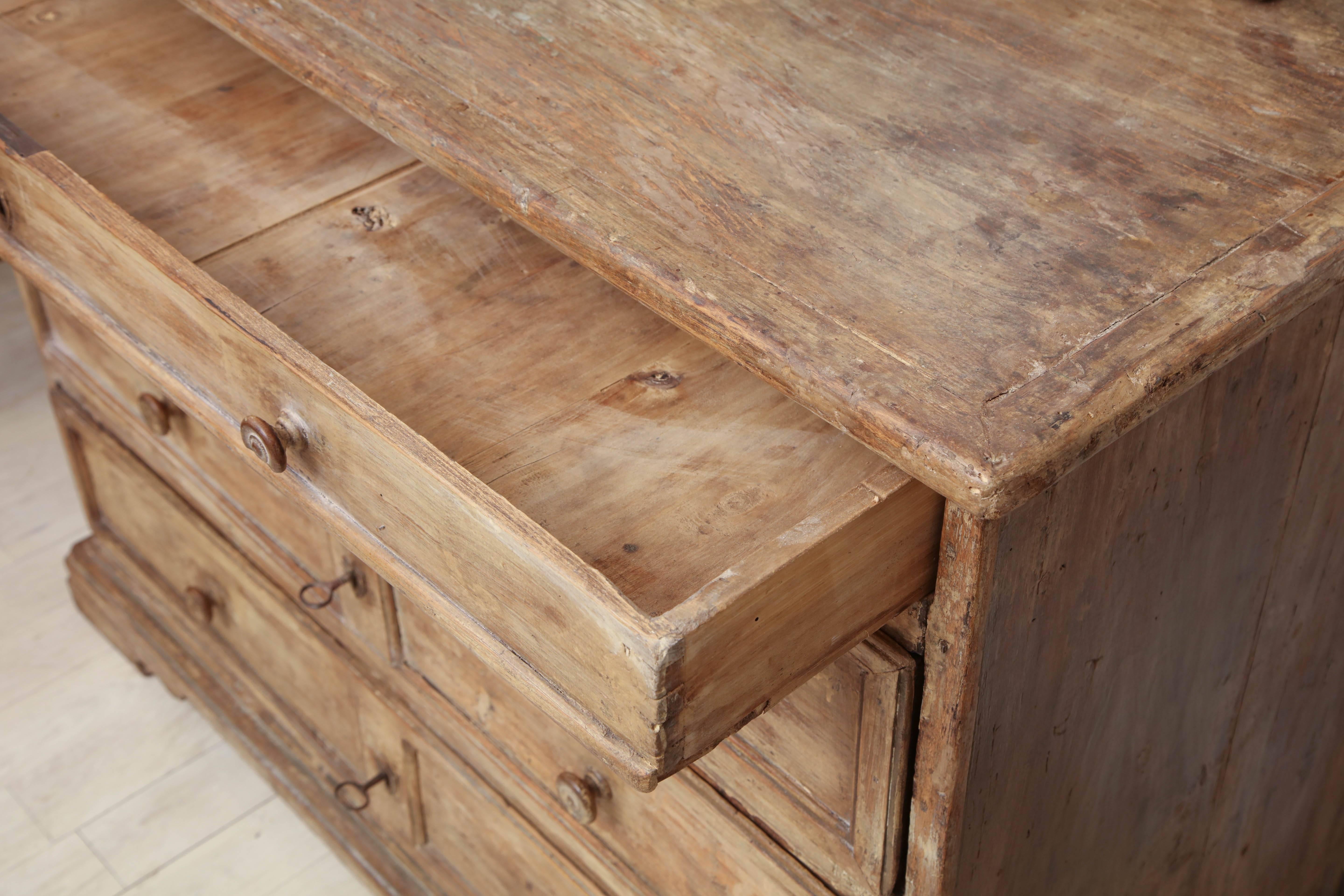 Rustic 17th Century Italian Poplar Commode with Four Drawers For Sale 6