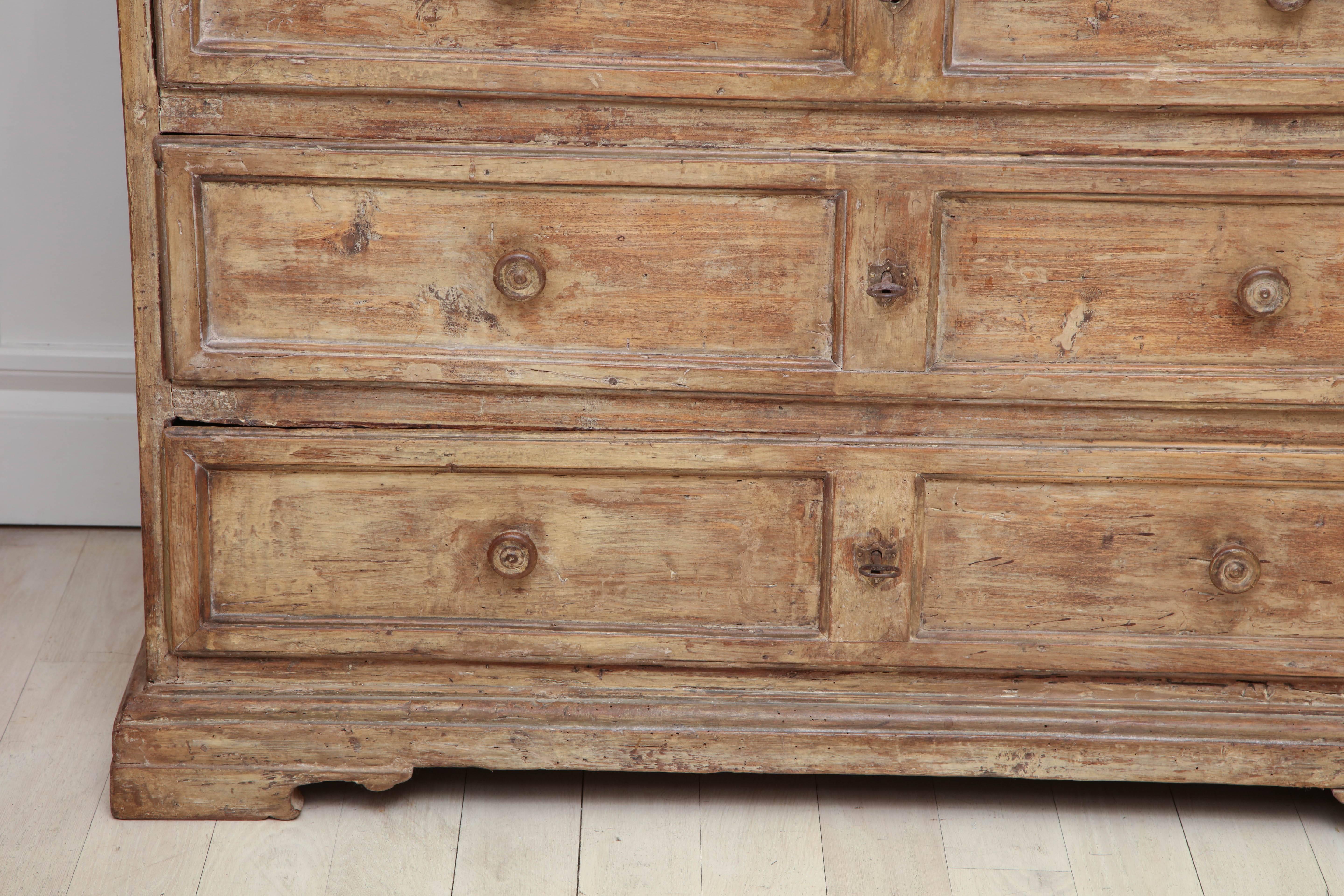 Rustic 17th Century Italian Poplar Commode with Four Drawers In Distressed Condition For Sale In New York, NY