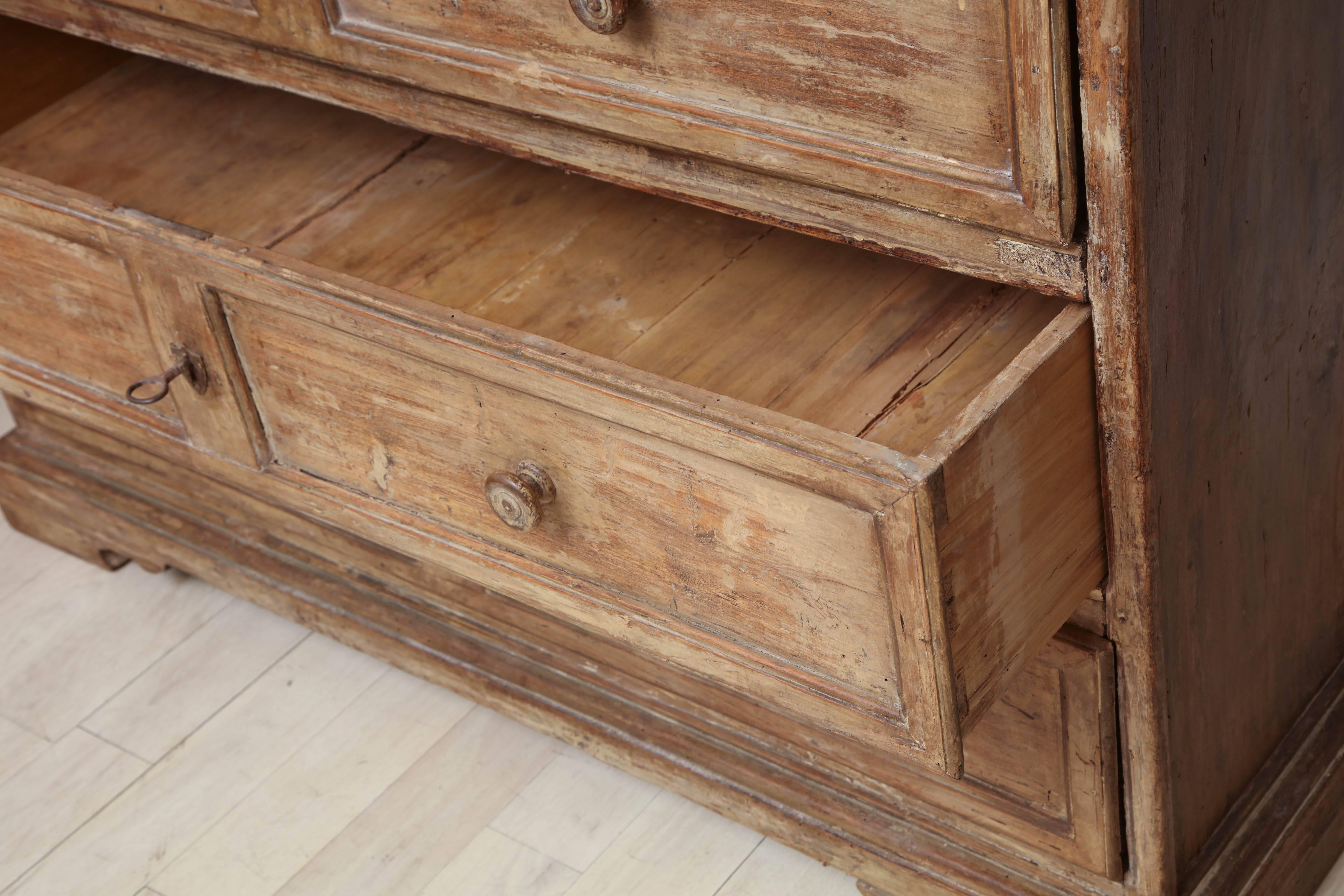 Rustic 17th Century Italian Poplar Commode with Four Drawers For Sale 3