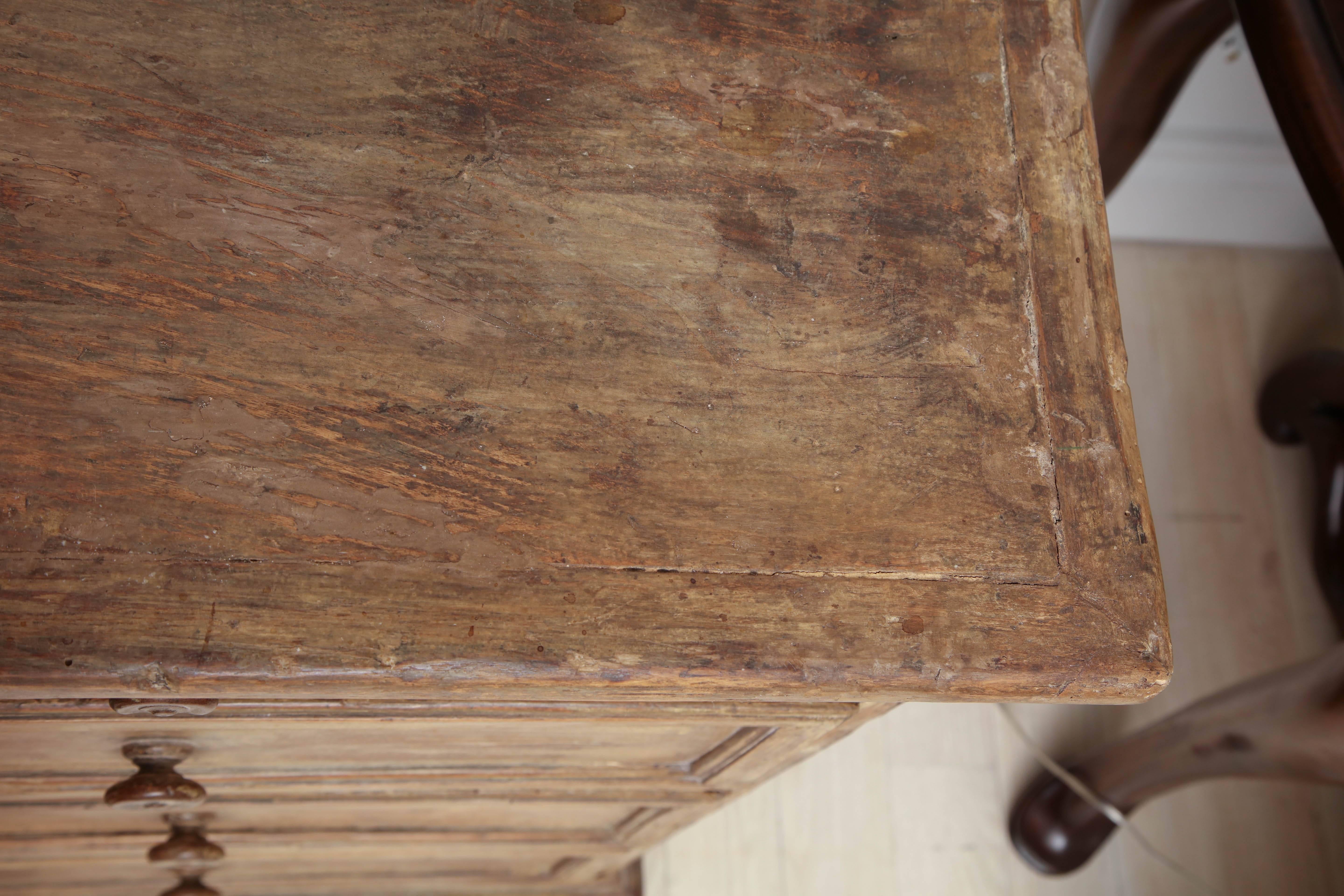 Rustic 17th Century Italian Poplar Commode with Four Drawers For Sale 4