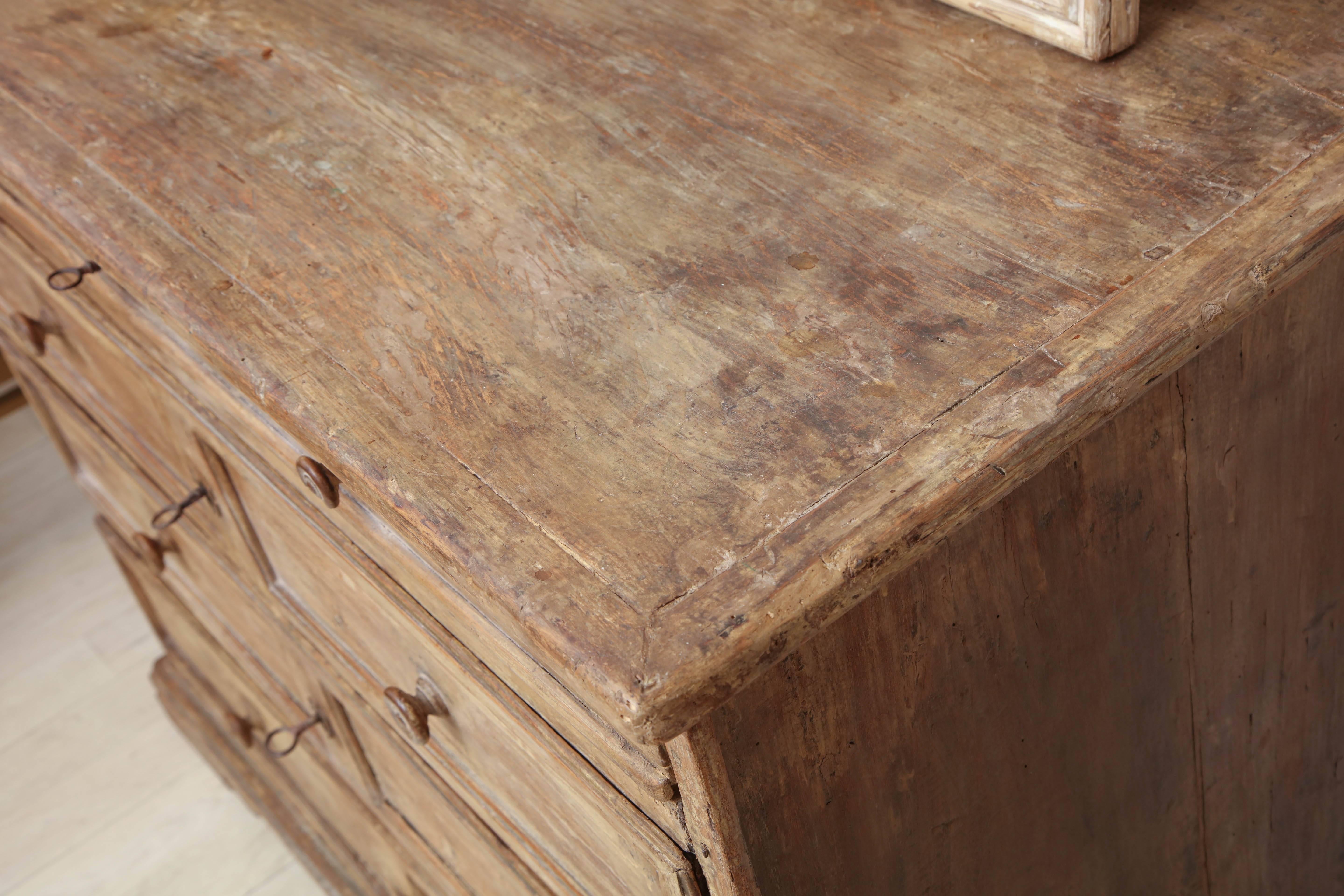Rustic 17th Century Italian Poplar Commode with Four Drawers For Sale 5