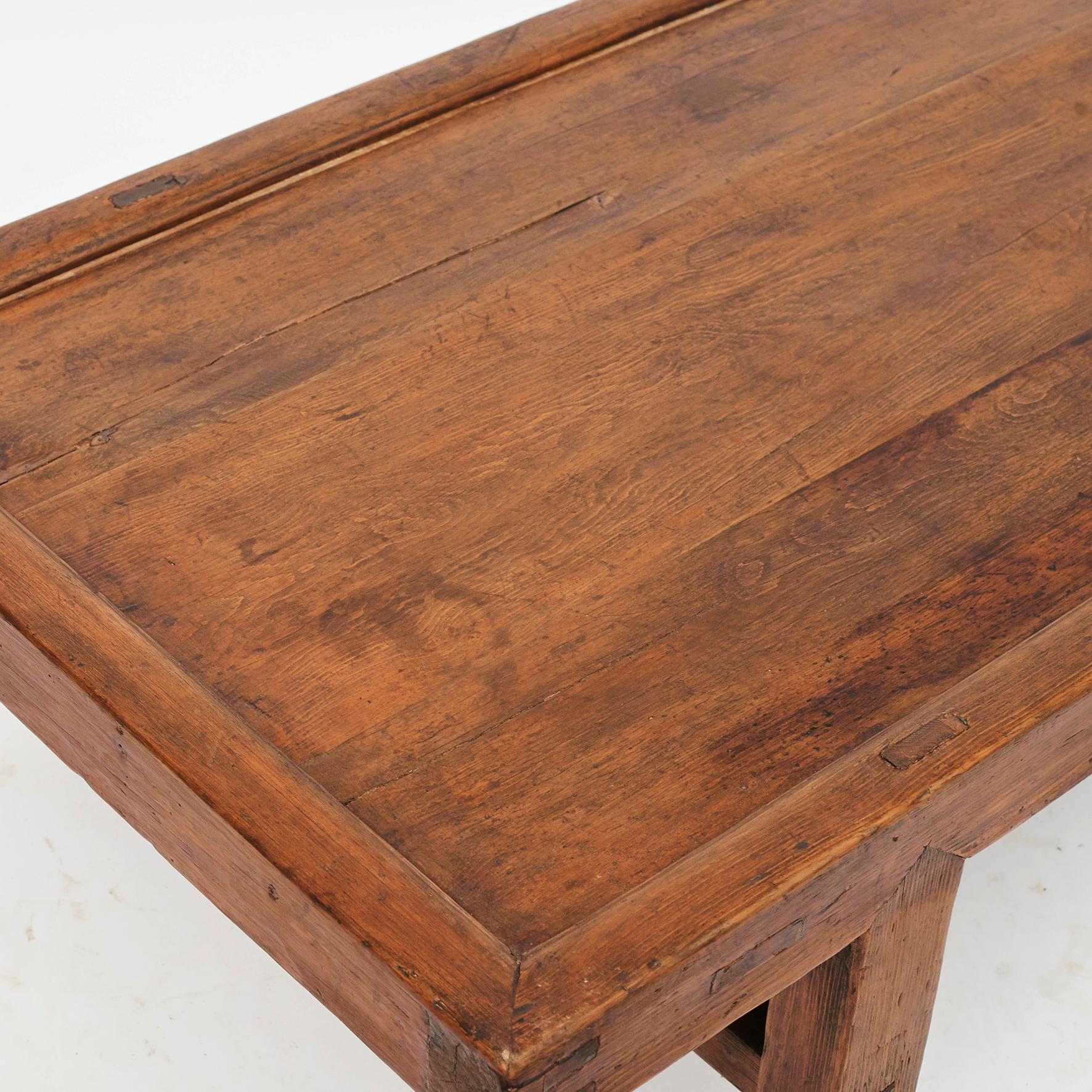 18th century Chinese pine wood coffee table. 
The top is framed by a raised wooden edge. 
Nice patina and a charming rustic appearance.
Prime craftsmanship.