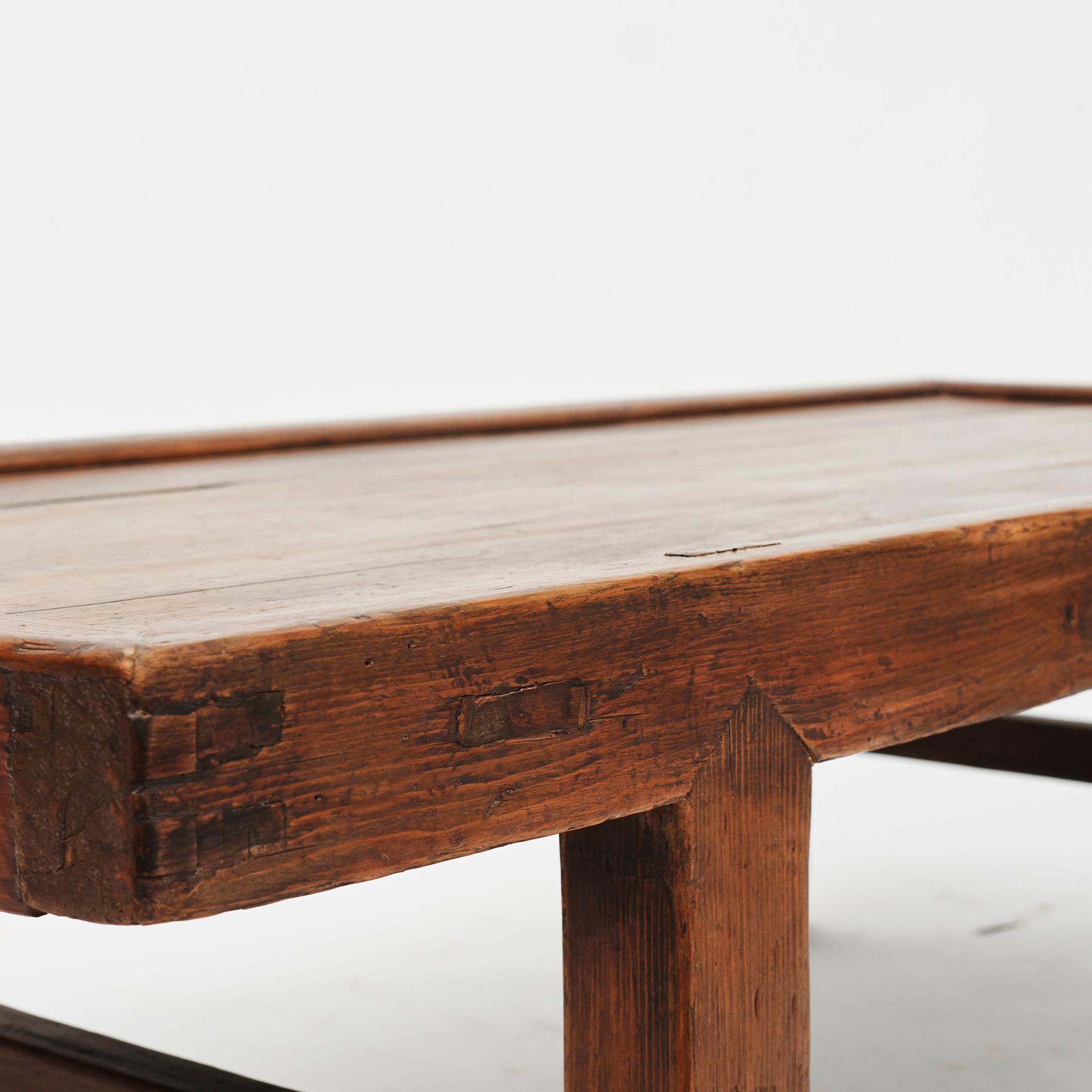Rustic 18th Century Chinese Wooden Coffee Table with Raised Edge In Good Condition In Kastrup, DK