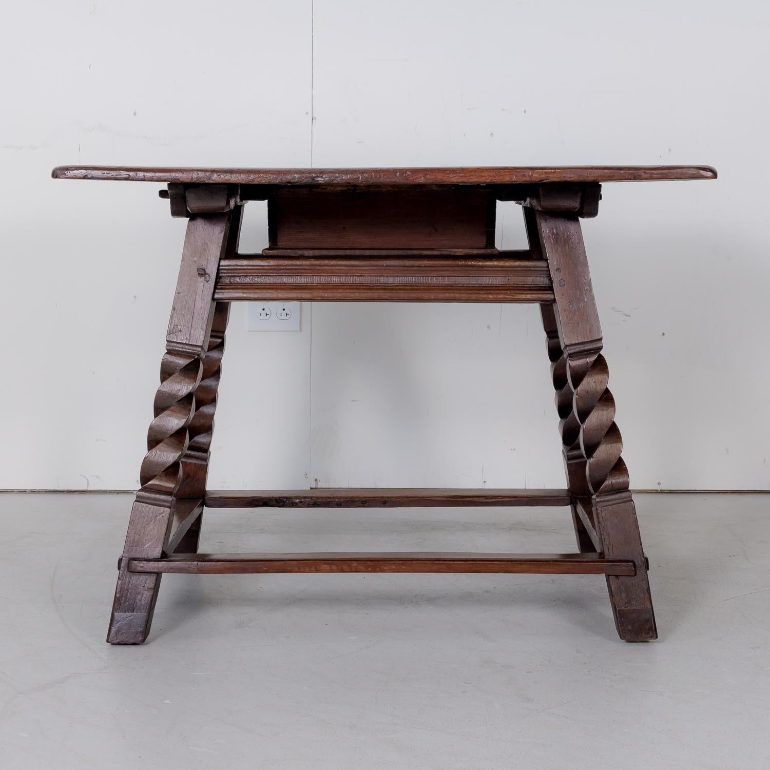 Table d'appoint rustique d'époque baroque espagnole du XVIIIe siècle en vente 12