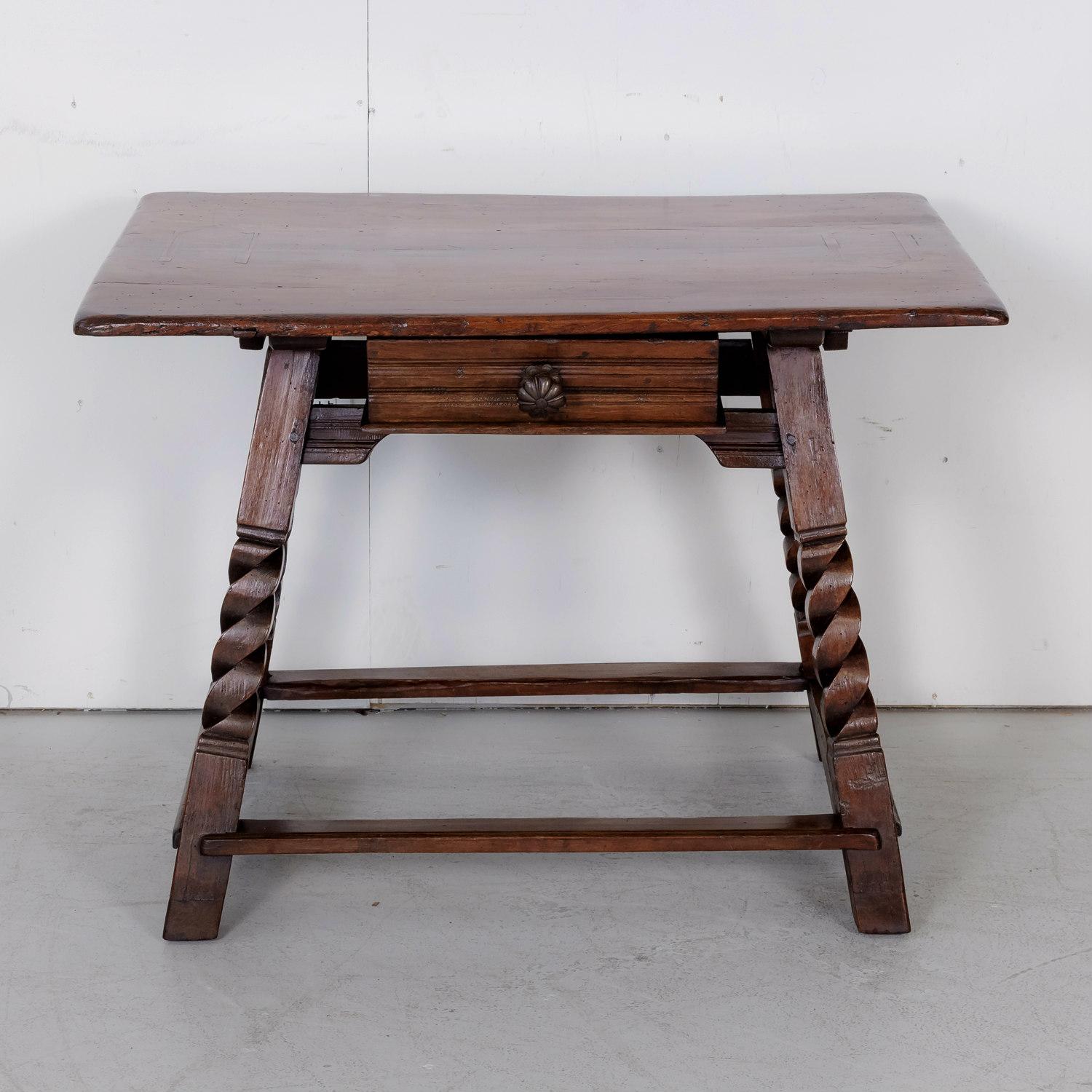 Baroque Table d'appoint rustique d'époque baroque espagnole du XVIIIe siècle en vente