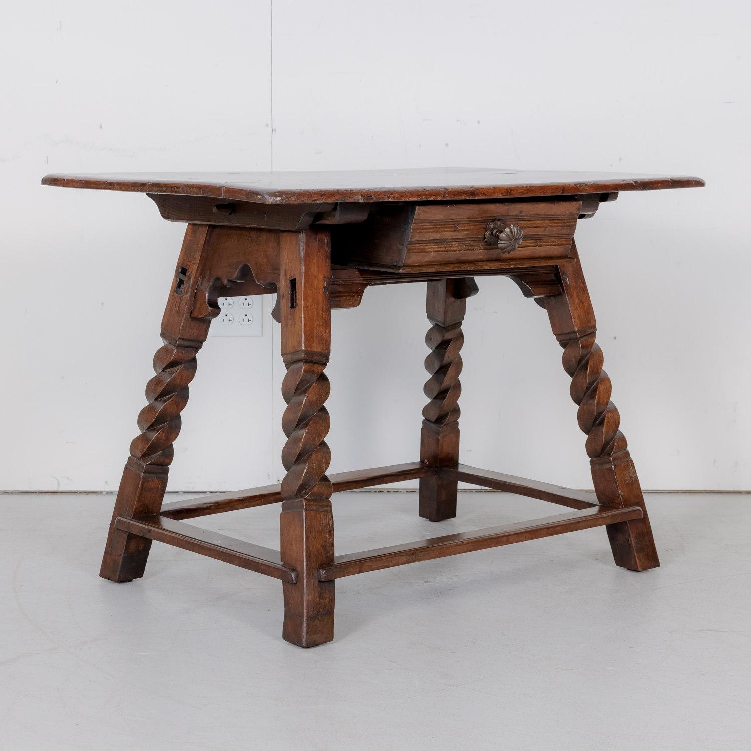 Espagnol Table d'appoint rustique d'époque baroque espagnole du XVIIIe siècle en vente