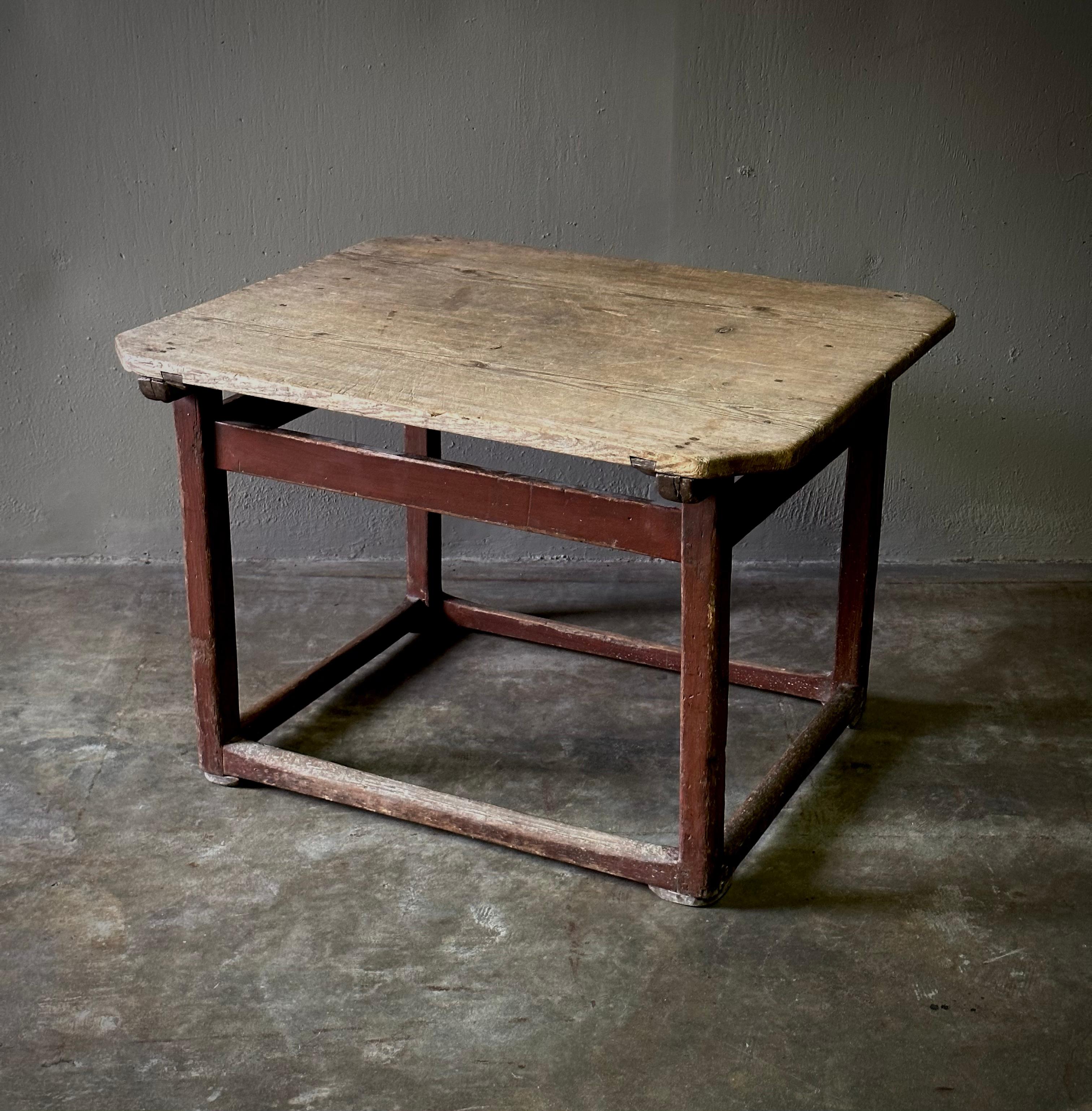 Primitive style 18th century Swedish accent table, in rustic oak wood with brown painted base. Humble yet dignified with traditional clean lines and excellent patina. 

Sweden, circa 1800

Dimensions: 37.4W x 33.9D x 31.5H.