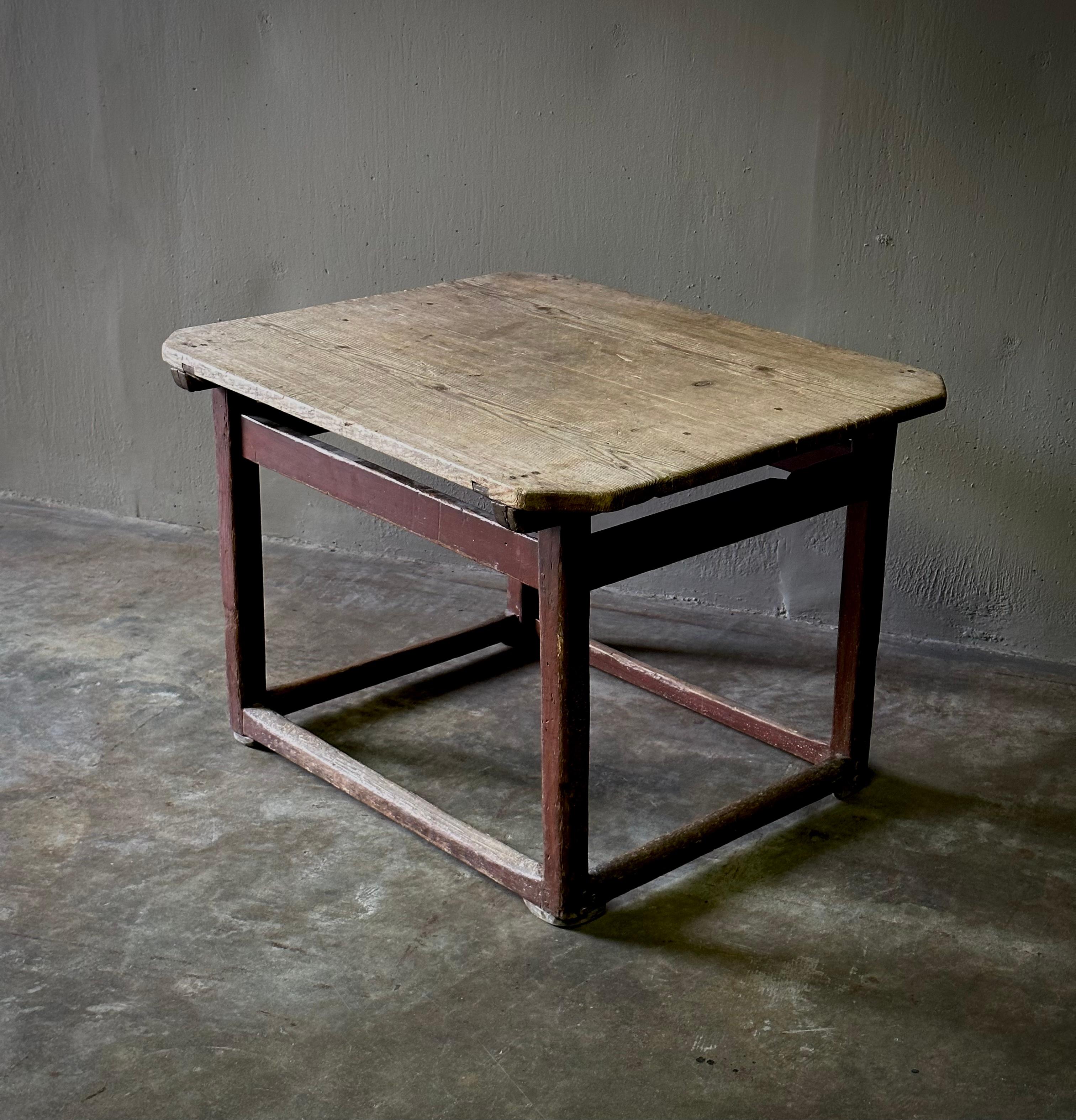 Rustic 18th Century Swedish Oak Side Table In Good Condition In Los Angeles, CA