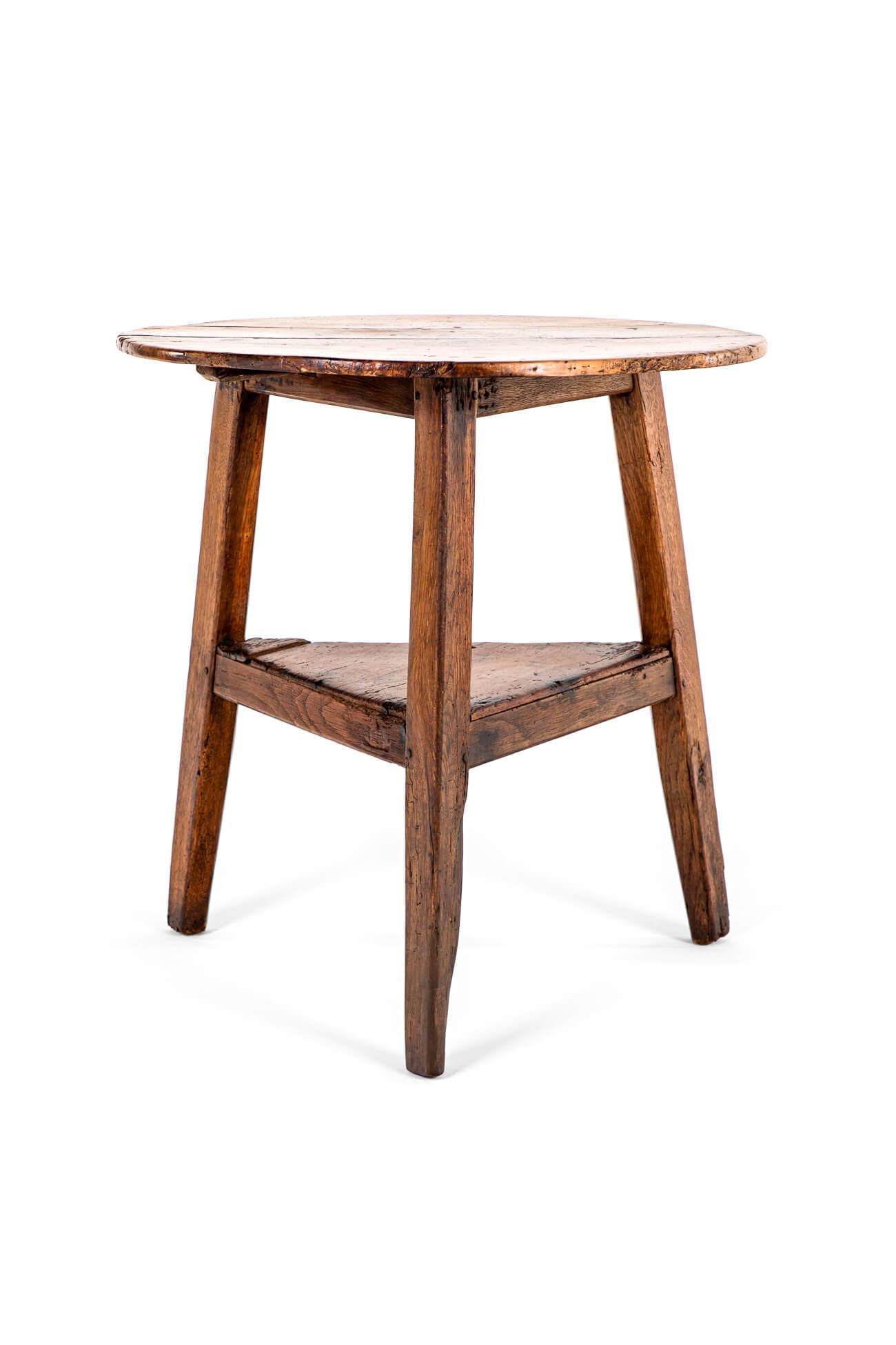 Charmante table de grillon du XVIIIe siècle en bois mélangé, avec un plateau circulaire délicieusement usé par les intempéries.

Le plateau est fabriqué à partir d'un bois fruitier exceptionnellement fin, tandis que les pieds sont en