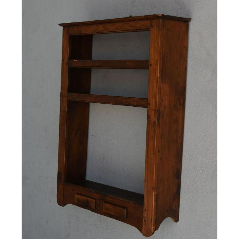 Rustic 1900 pitchpin shelving unit, height 80 m, width 57 cm and depth 19 cm.

Additional information:
Style: 40s 60s.