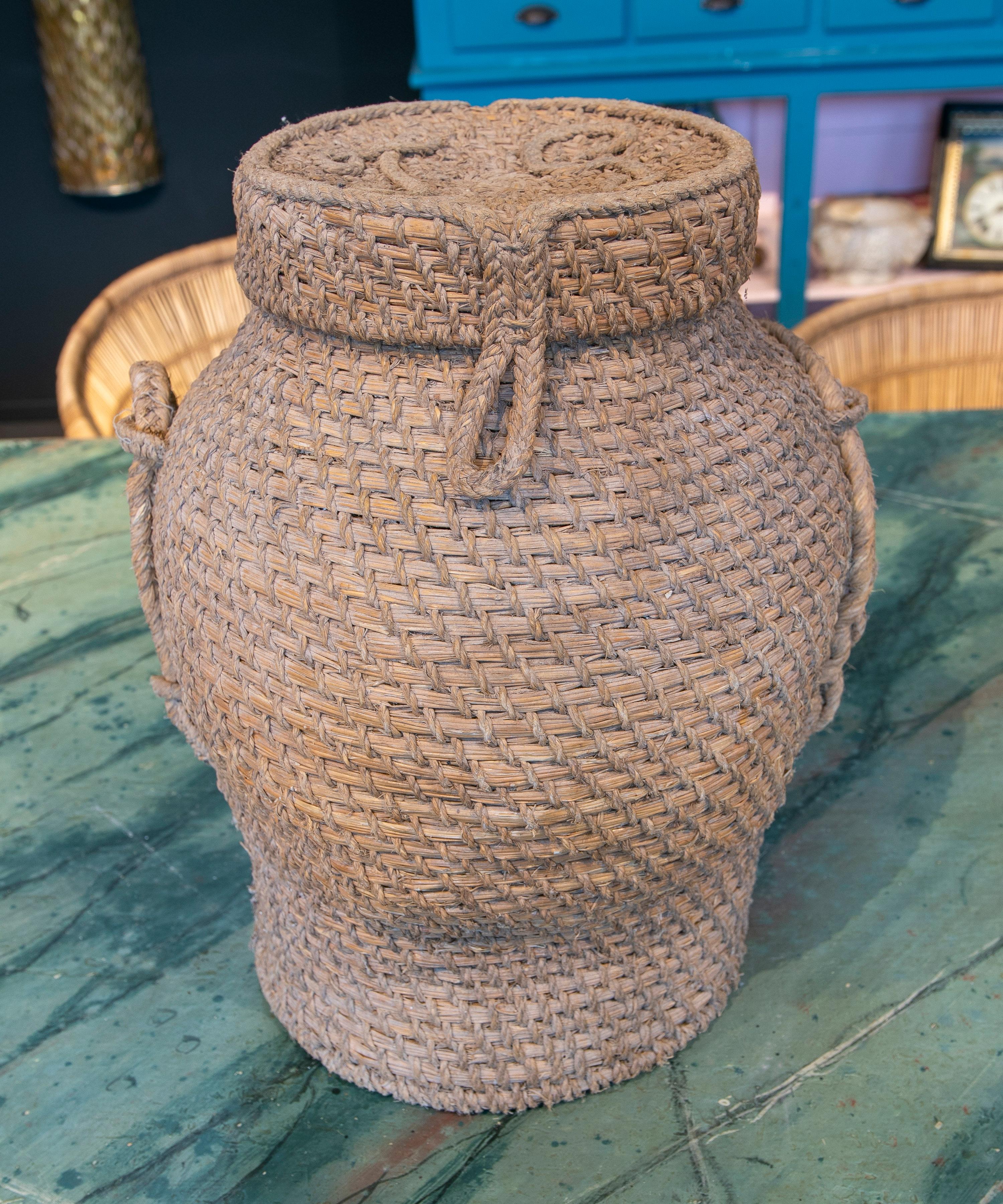 Rustic 1970s Spanish Handwoven Woven Wicker & Bulrush Vase Jar w/ Lid In Good Condition For Sale In Marbella, ES