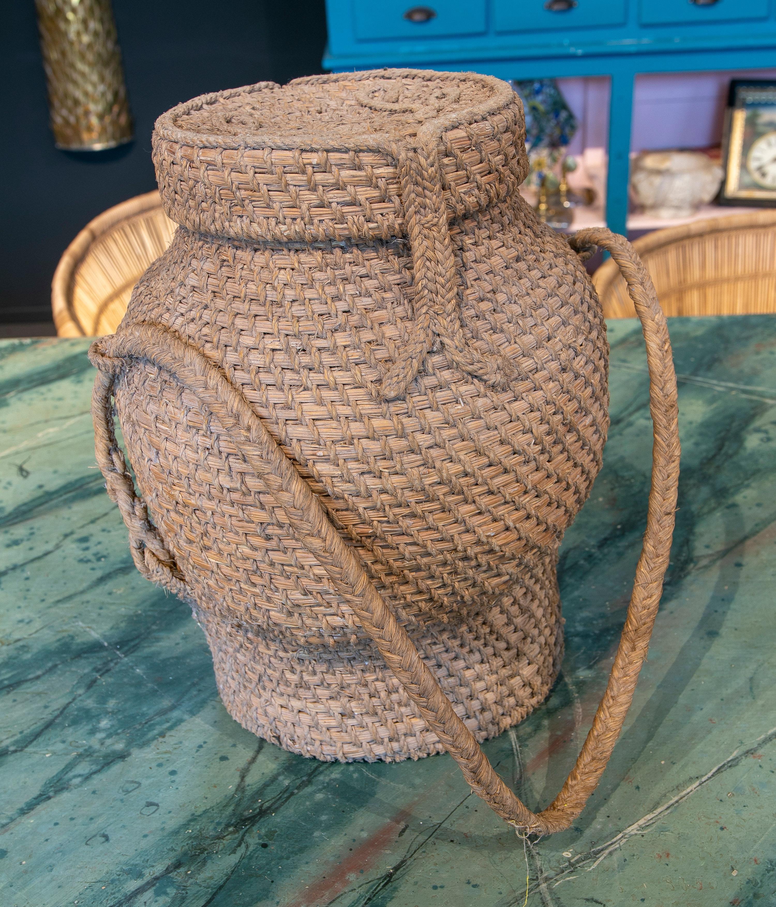 20ième siècle Vase espagnol rustique des années 1970 en osier tressé à la main et broussin avec couvercle en vente