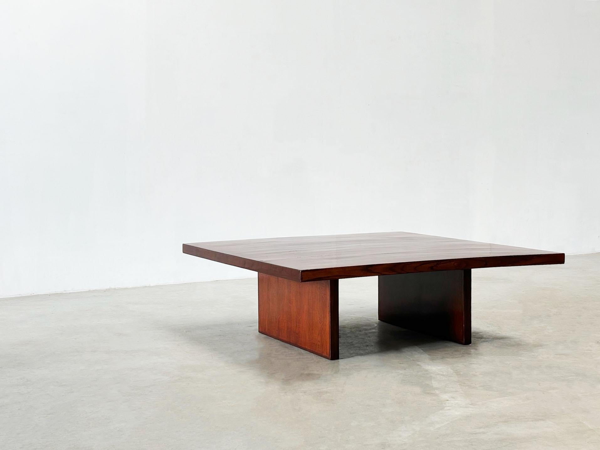 Table basse rustique Wabi-Sabi des années 1970
Cette table basse française des années 1960, ressemblant aux designs d'Axel Vervoordt, présente un magnifique bois de placage. Elle affiche un aspect naturel et une simplicité qui en font un ajout