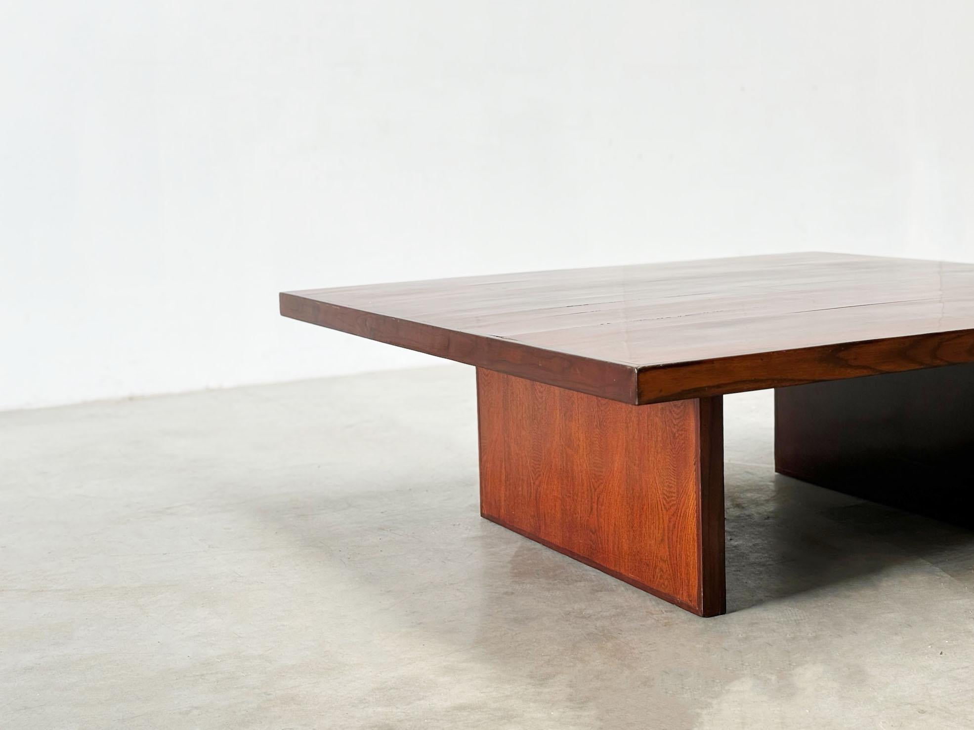 Bois Table basse rustique Wabi-Sabi des années 1970 dans le style d'Axel Vervoordt