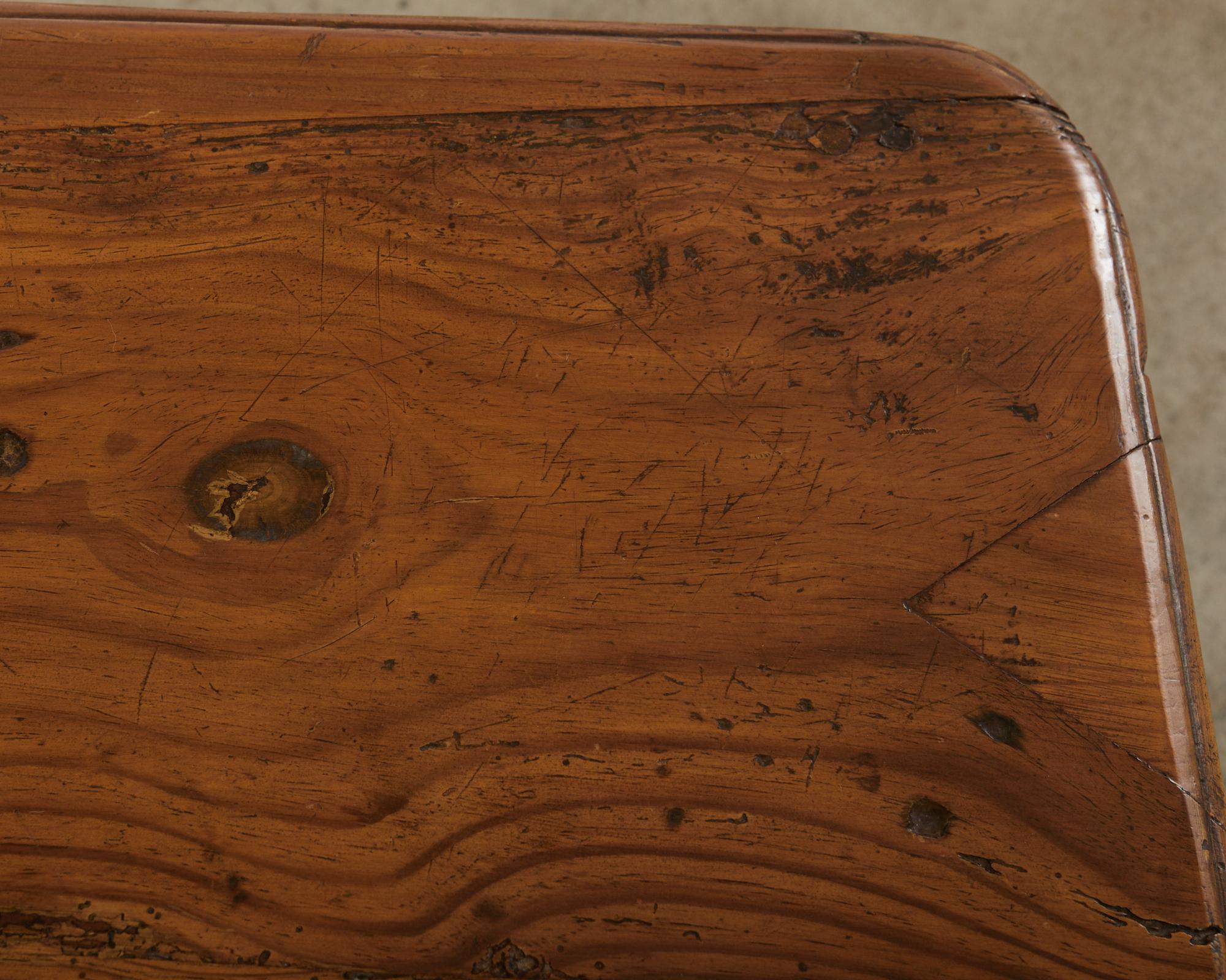Rustikaler französischer Obstholz-Schreibtisch im Landhausstil aus dem 19. Jahrhundert im Angebot 8