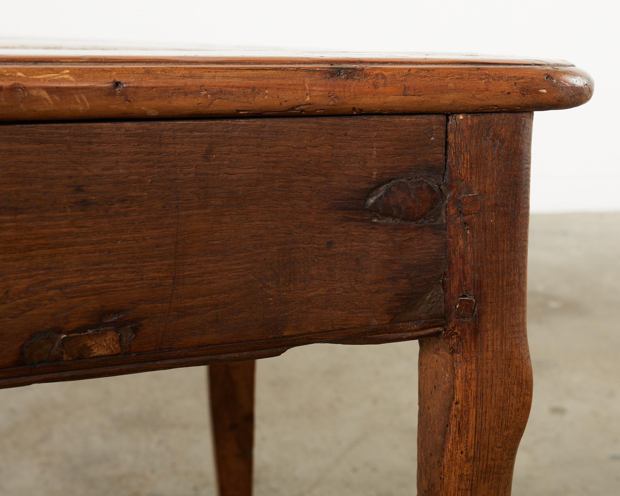 Rustikaler französischer Obstholz-Schreibtisch im Landhausstil aus dem 19. Jahrhundert im Angebot 13