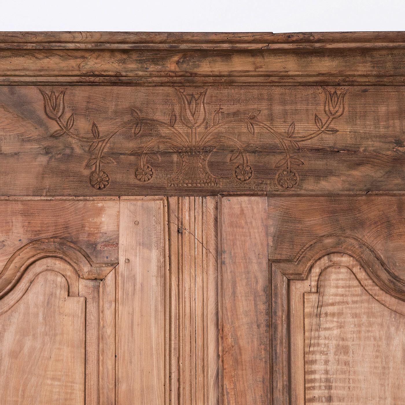 Affascinante armadio rustico francese in stile Luigi XV, realizzato in legno levigato a mano, circa 1880. 

Questo splendido pezzo invecchiato è stato accuratamente levigato a mano per rivelare le calde venature del legno ed esaltarne il fascino