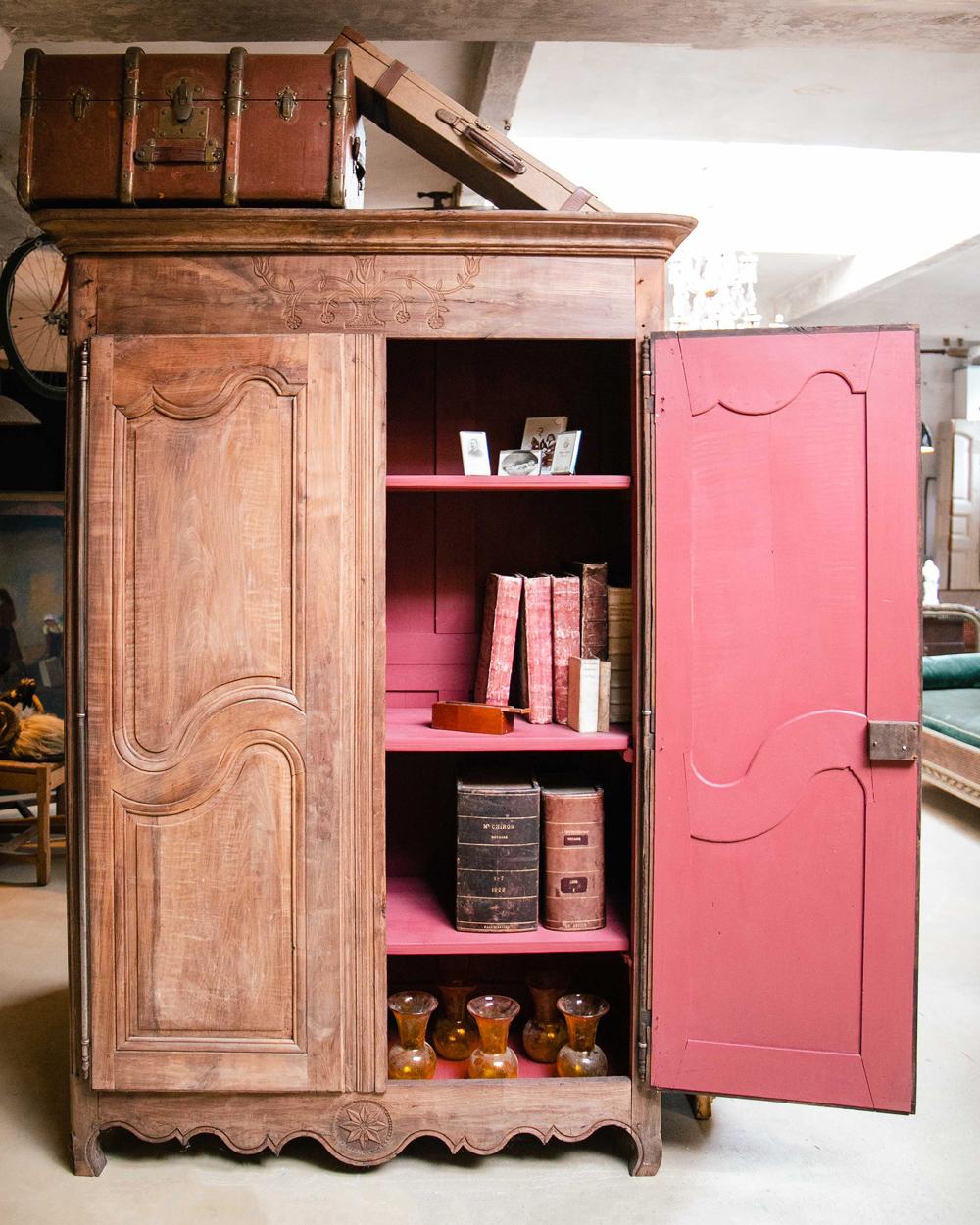 Stile provenzale Armoire o armadio rustico in stile Luigi XV francese del 19° C. in vendita