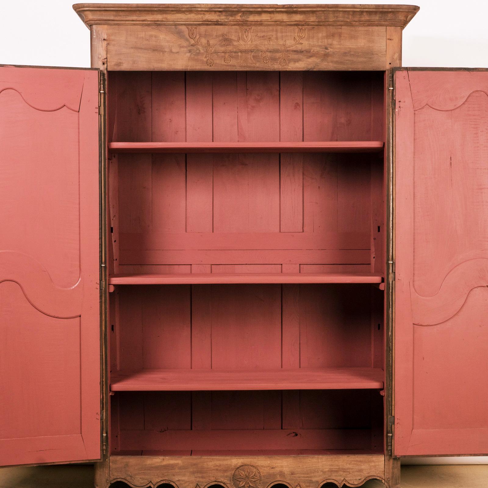 Francese Armoire o armadio rustico in stile Luigi XV francese del 19° C. in vendita
