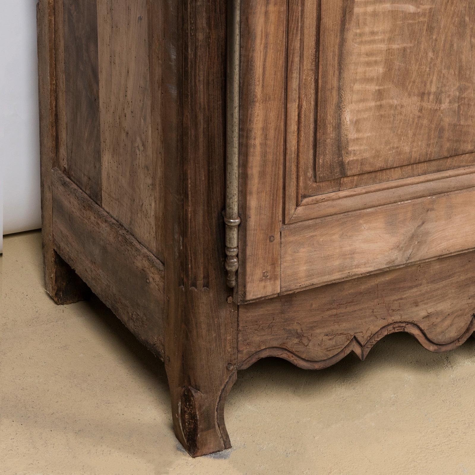 Fatto a mano Armoire o armadio rustico in stile Luigi XV francese del 19° C. in vendita