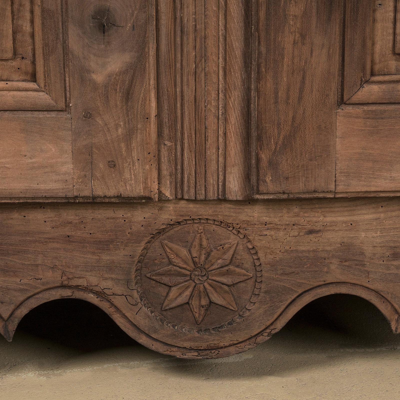 Armoire o armadio rustico in stile Luigi XV francese del 19° C. In condizioni buone in vendita a AMSTERDAM, NH