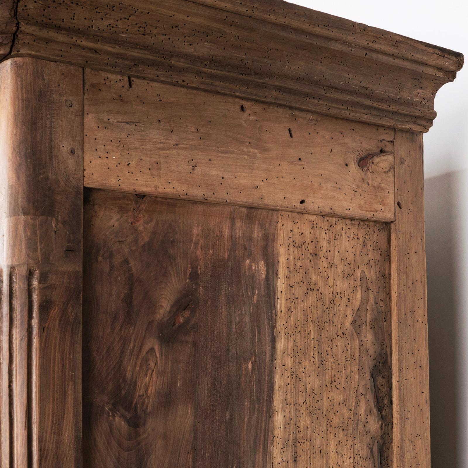 XIX secolo Armoire o armadio rustico in stile Luigi XV francese del 19° C. in vendita