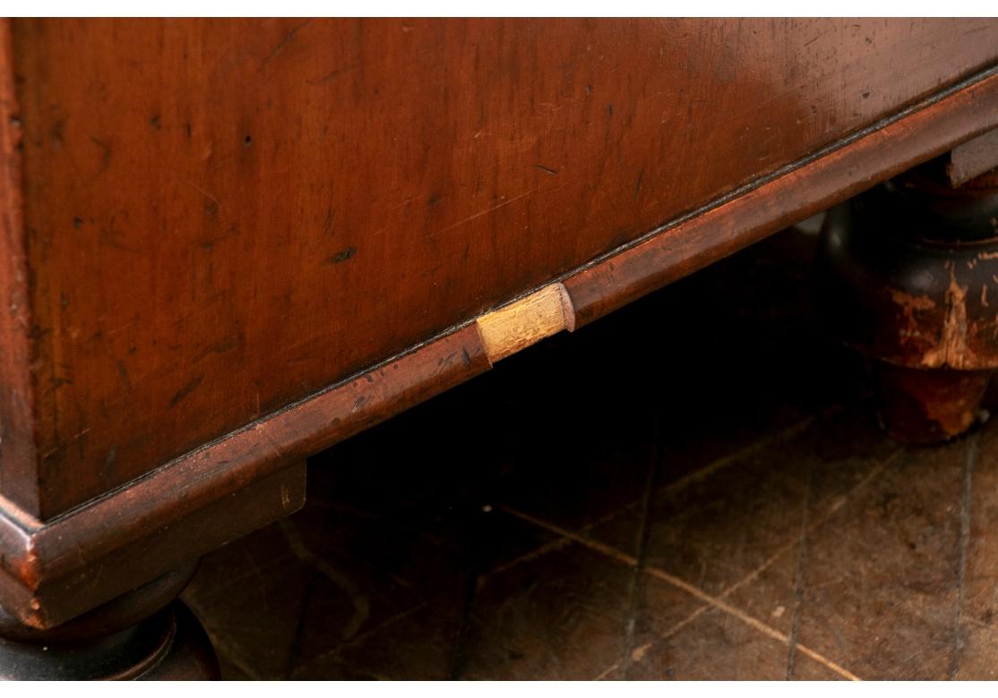 Klassische Mahagoni-Truhe mit hübsch gewählter Flammenfront, authentisch rustikaler Form, gedrechselten Vorderbeinen und Schubladen mit Schwalbenschwanzkonstruktion. Mit zwei kurzen und drei langen Schubladen aus gemasertem Holz mit geschnitzten