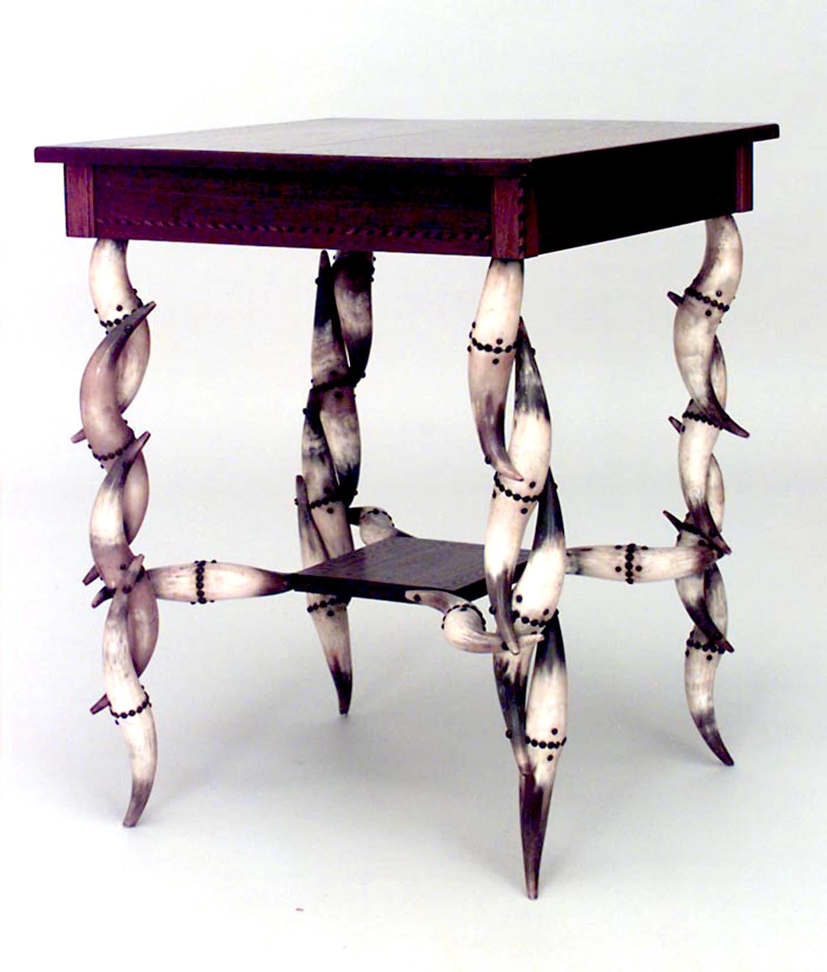 Table d'appoint rustique continentale (19e siècle) de forme carrée avec plateau et étagère marquetés et pieds en corne de bœuf.
