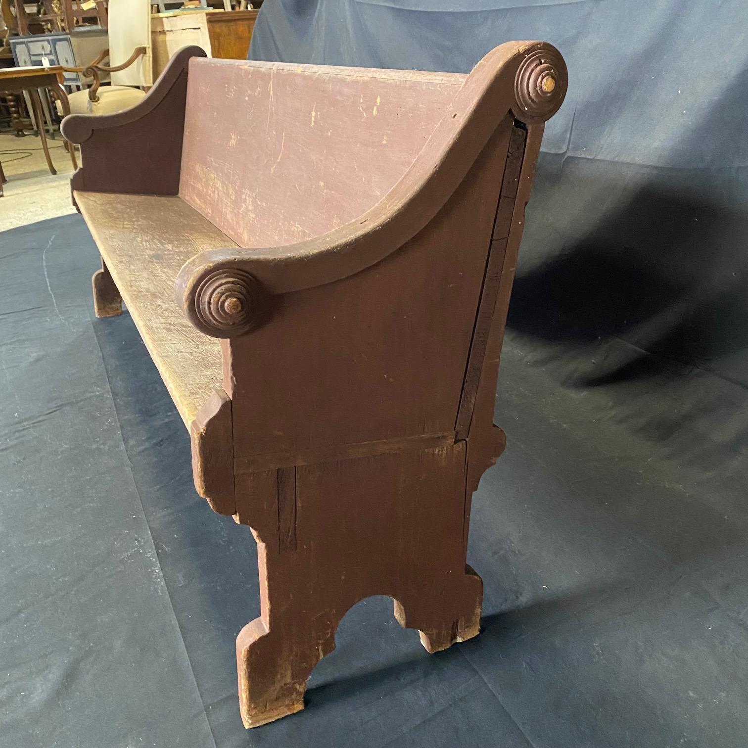 Wirklich schöne und charmante 19. Jahrhundert Americana Kirche Kirchenbank oder Sofa mit Original-Bibelhalter auf der Rückseite, die alle in ihrer ursprünglichen dunkelroten Milchfarbe mit einer großen Patina, aus einer alten Kirche in Maine. So