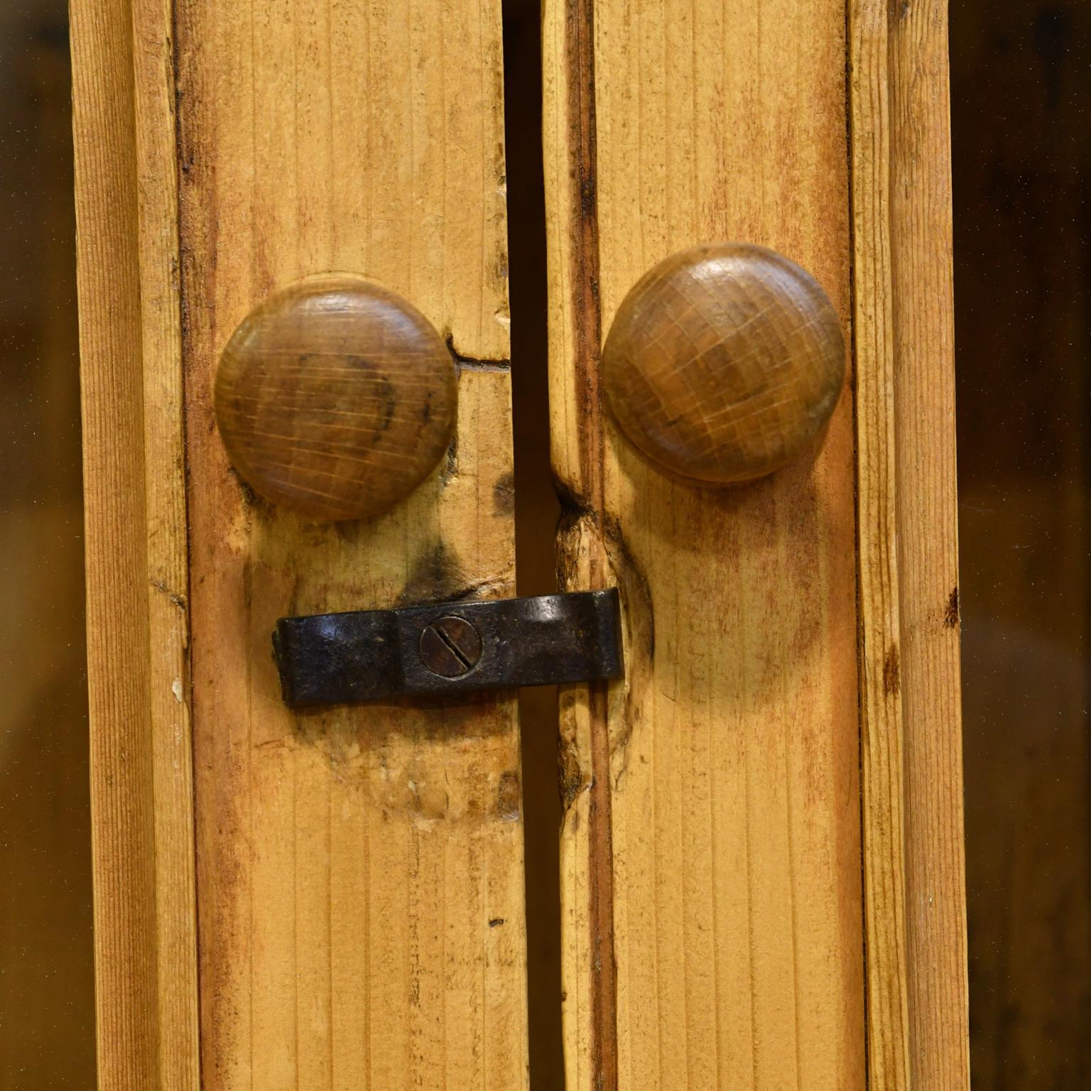 Rustikaler englischer Landhausschrank aus Kiefernholz mit verglasten Türen aus dem 19 5