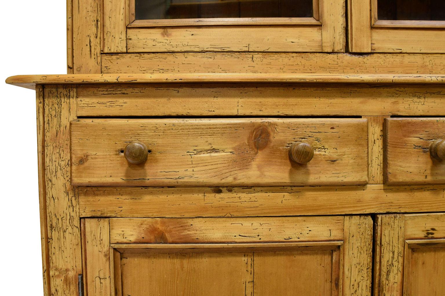 Rustikaler englischer Landhausschrank aus Kiefernholz mit verglasten Türen aus dem 19 6