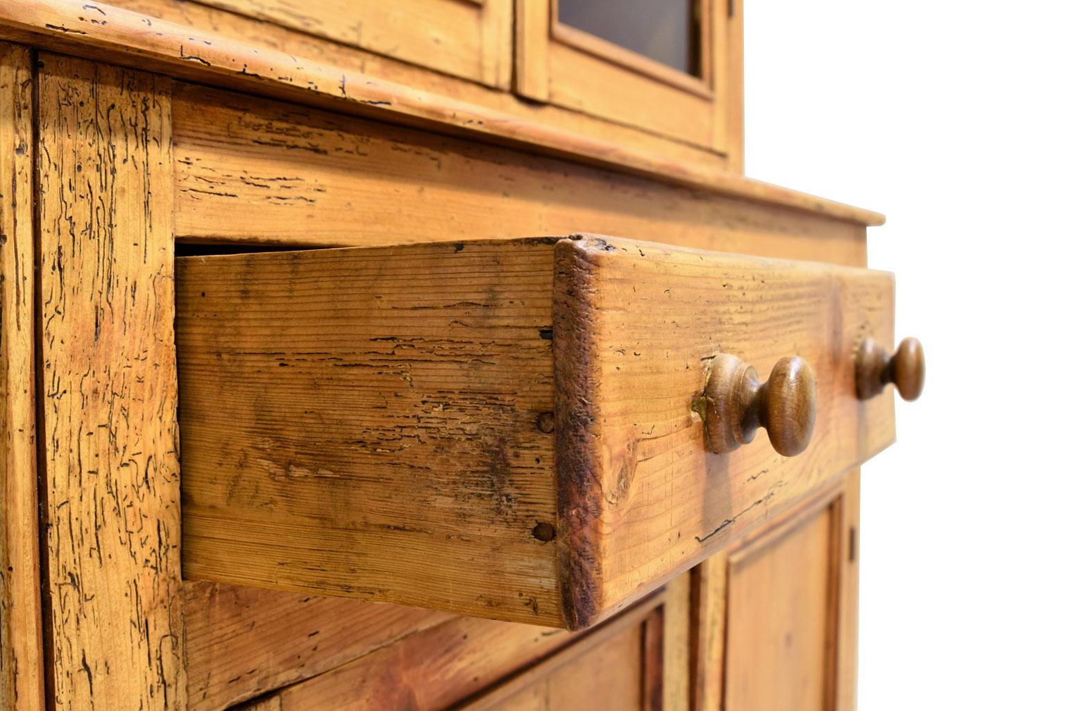 Rustikaler englischer Landhausschrank aus Kiefernholz mit verglasten Türen aus dem 19 7